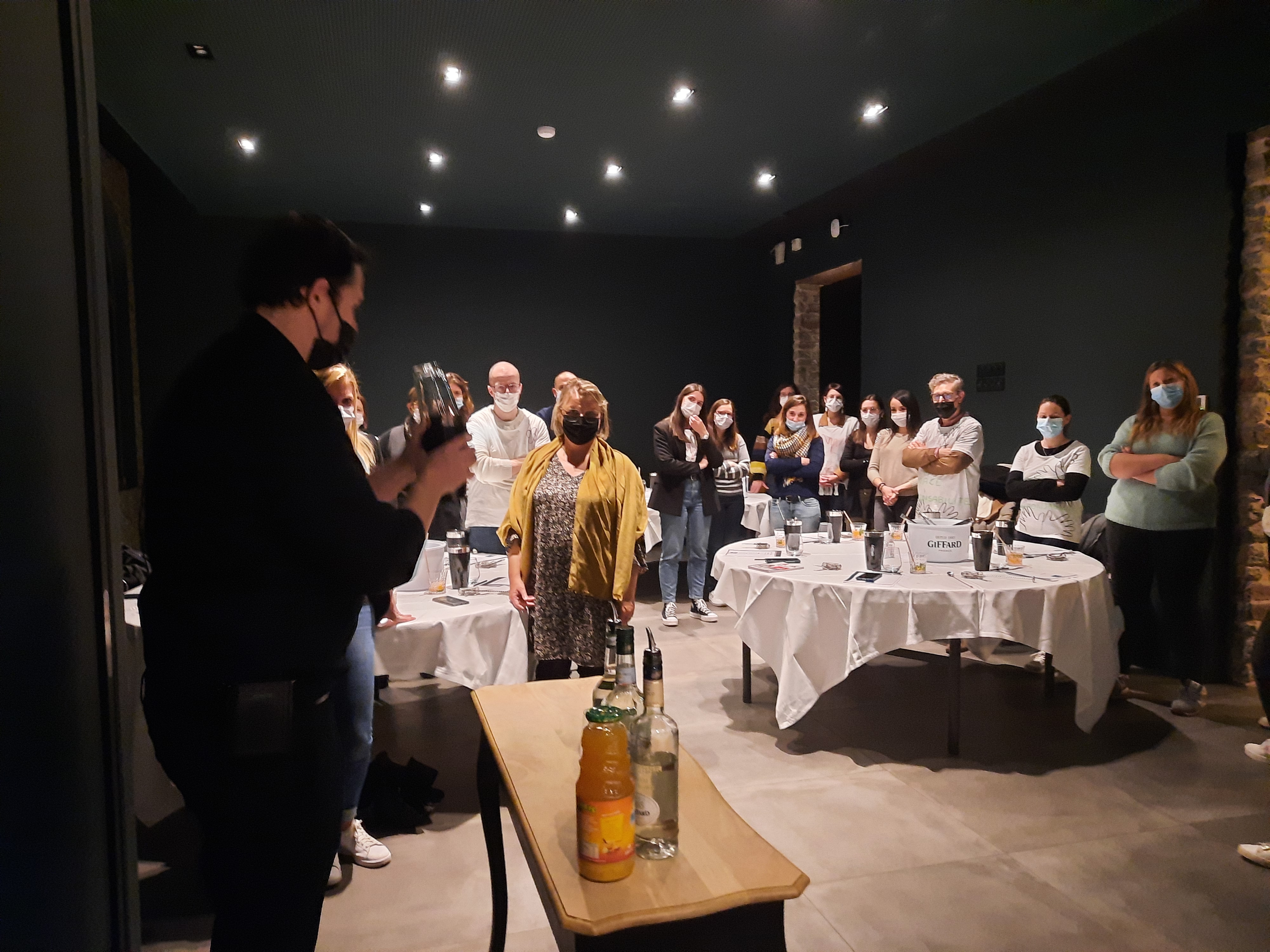 Sommelier legt Antwerpse wijn uit aan bedrijfsgroep op de Scheldekaaien · INNOV'events evenementen