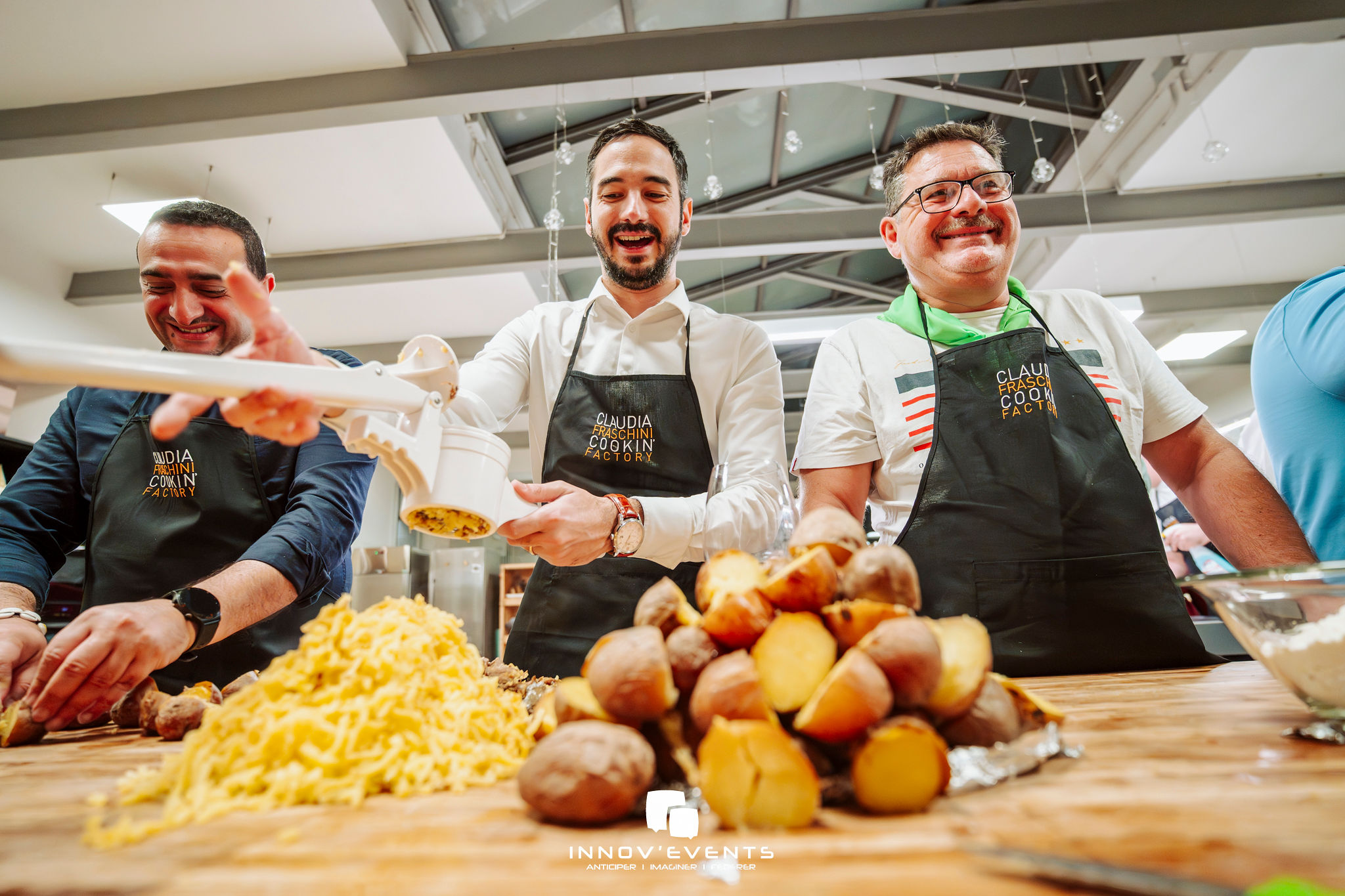 Evenementlocatie MasterChef kookworkshop Brussel zaal met kookeilanden industrieel decor · INNOV'events