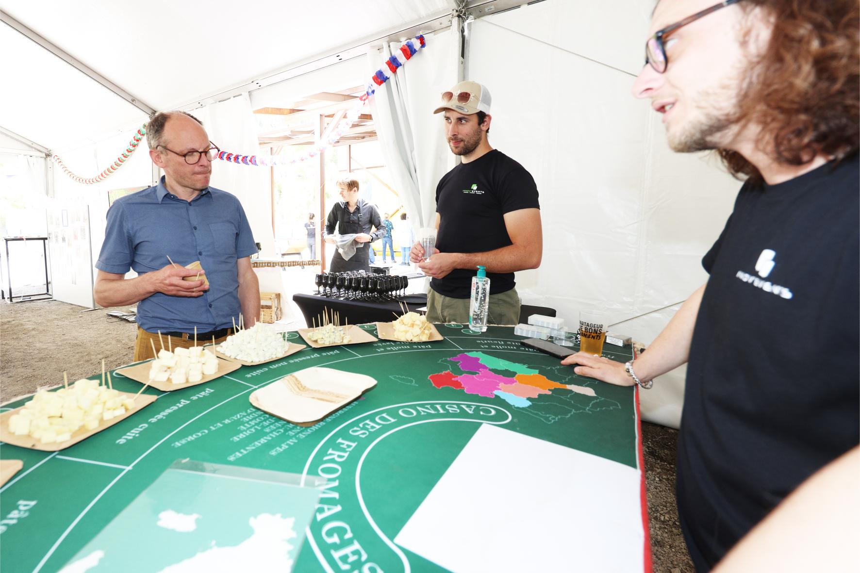 Bedrijfsproeverij Brussel buitenlocatie Tour & Taxis met cateringtafels · INNOV'events