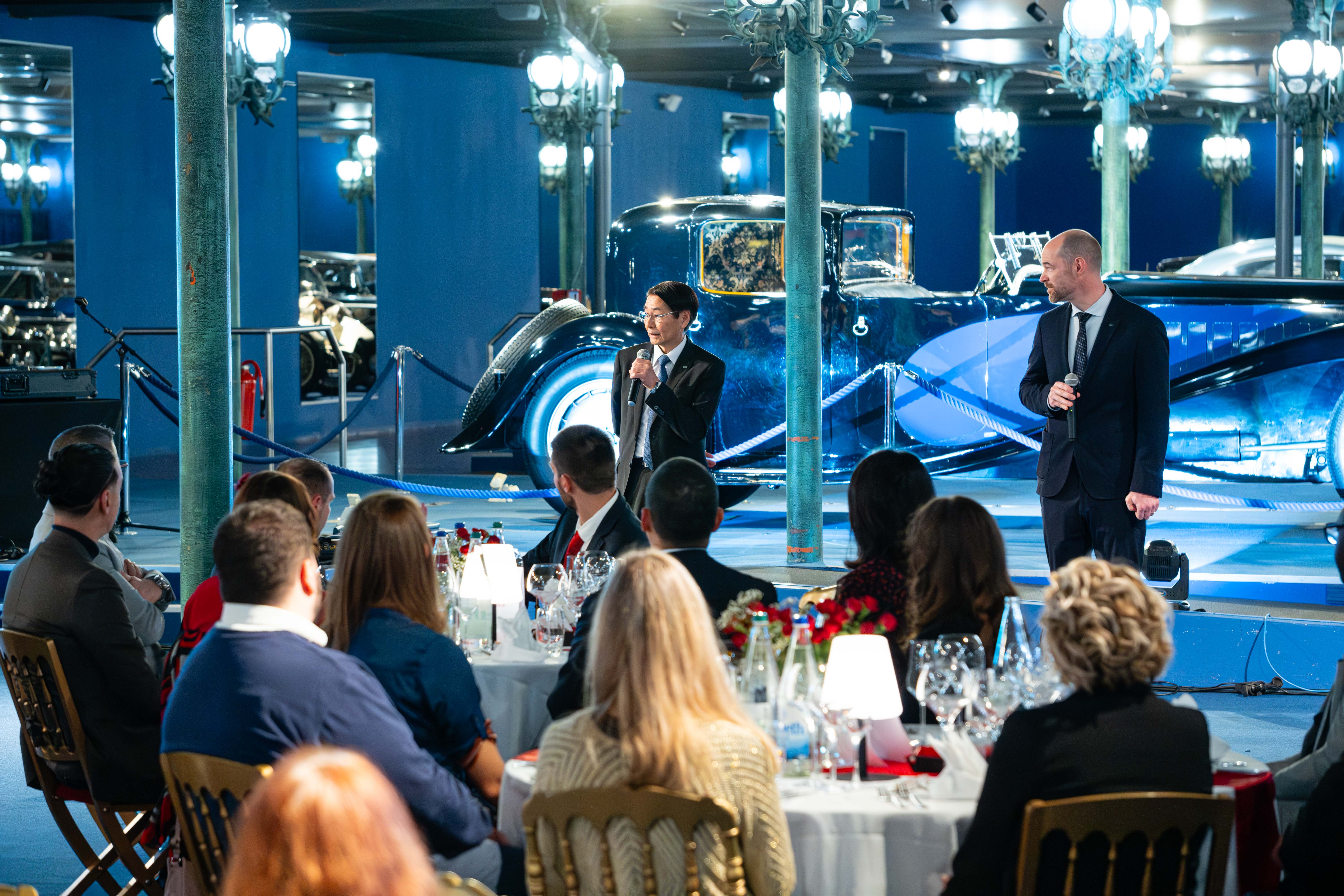 Racecircuit ervaring Antwerpen groep in pitlane met zicht op havengebied · INNOV'events