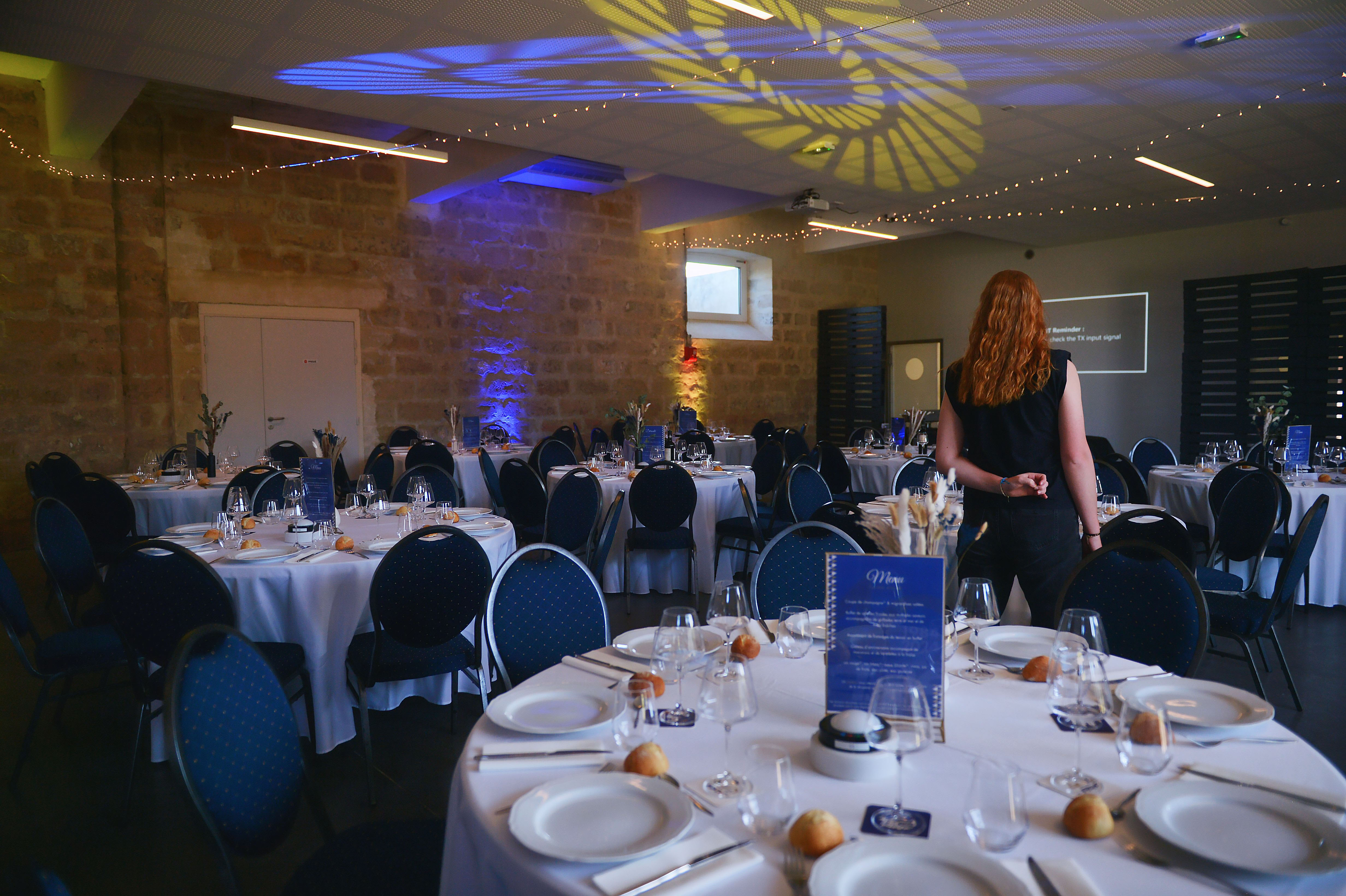 Repas d'entreprise Bruxelles salle dressée en cercle de tables rondes · INNOV'events