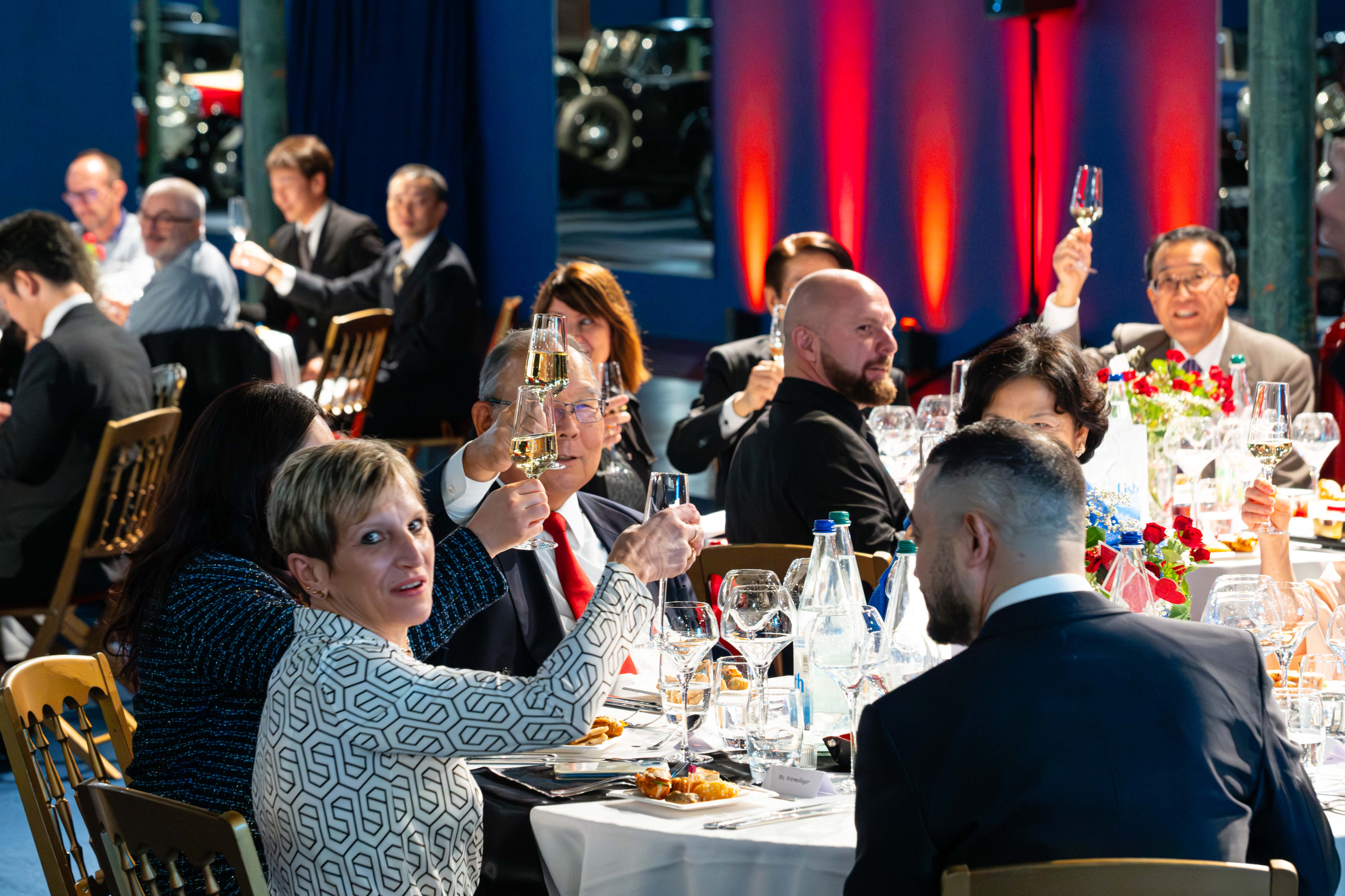 Walking dinner teamdiner Antwerpen · foodstations Eilandje · INNOV'events
