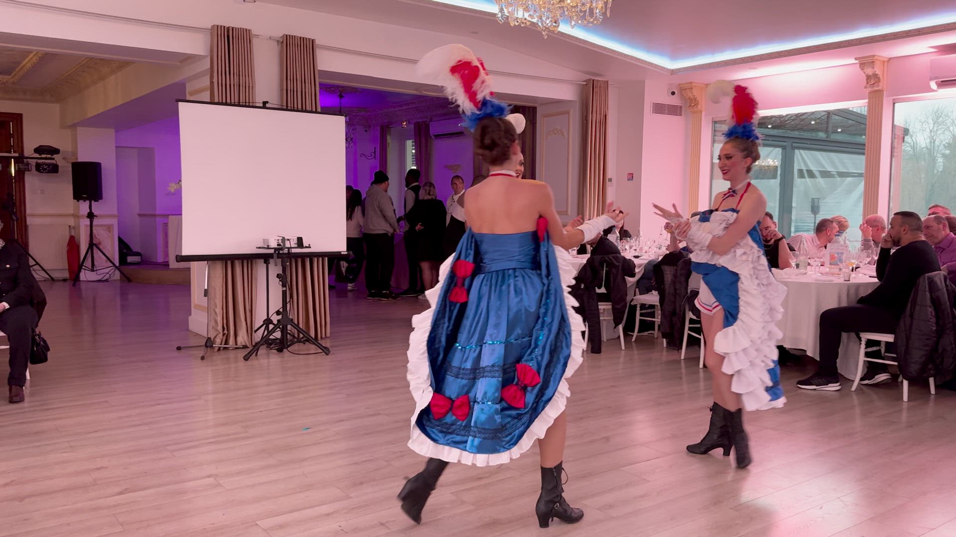 Tablée en lieu atypique repas insolite Anvers entrepôt portuaire · INNOV'events