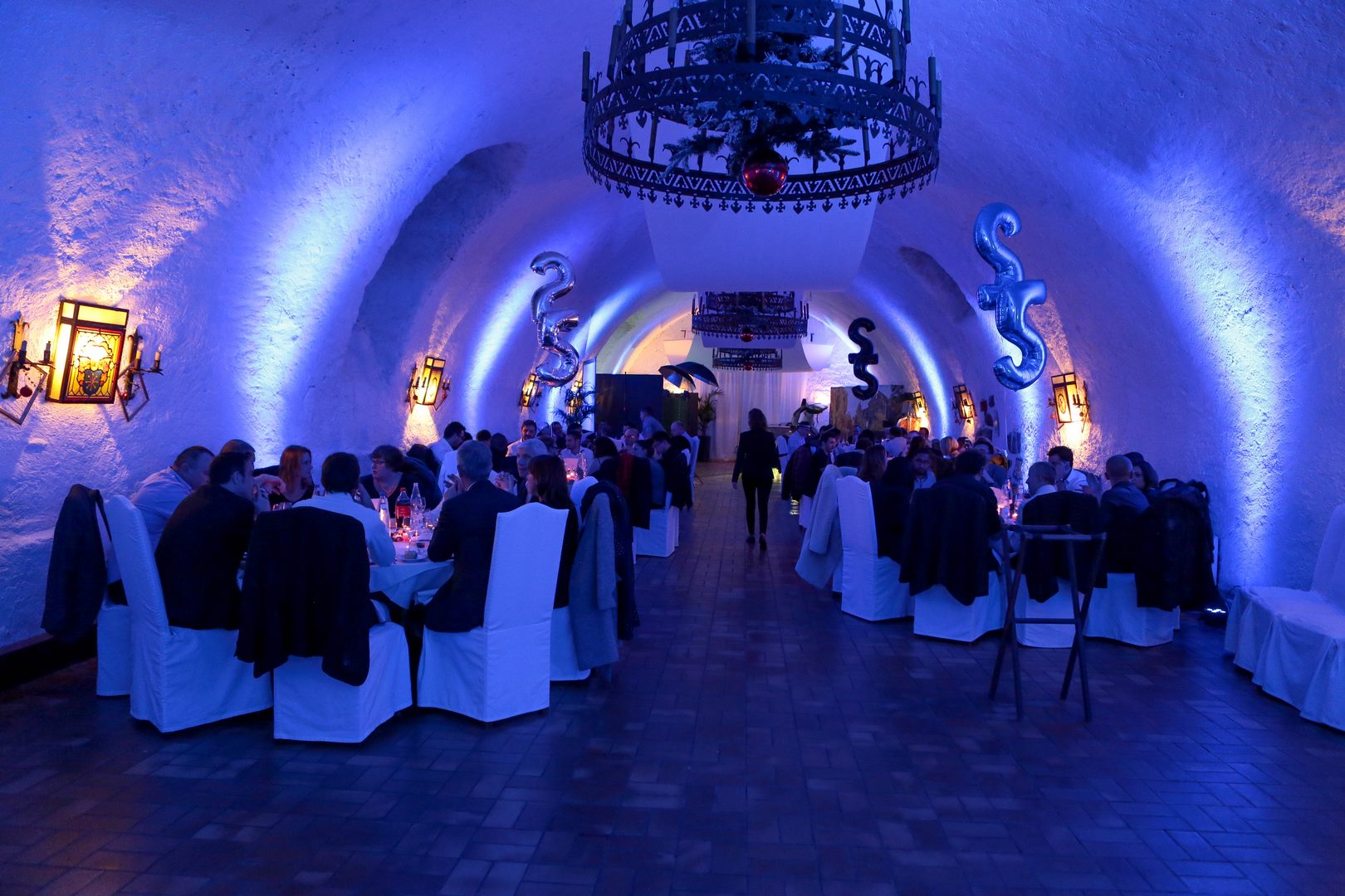 Repas insolite Bruxelles tablée dressée dans les caves historiques sous la Grand-Place · INNOV'events