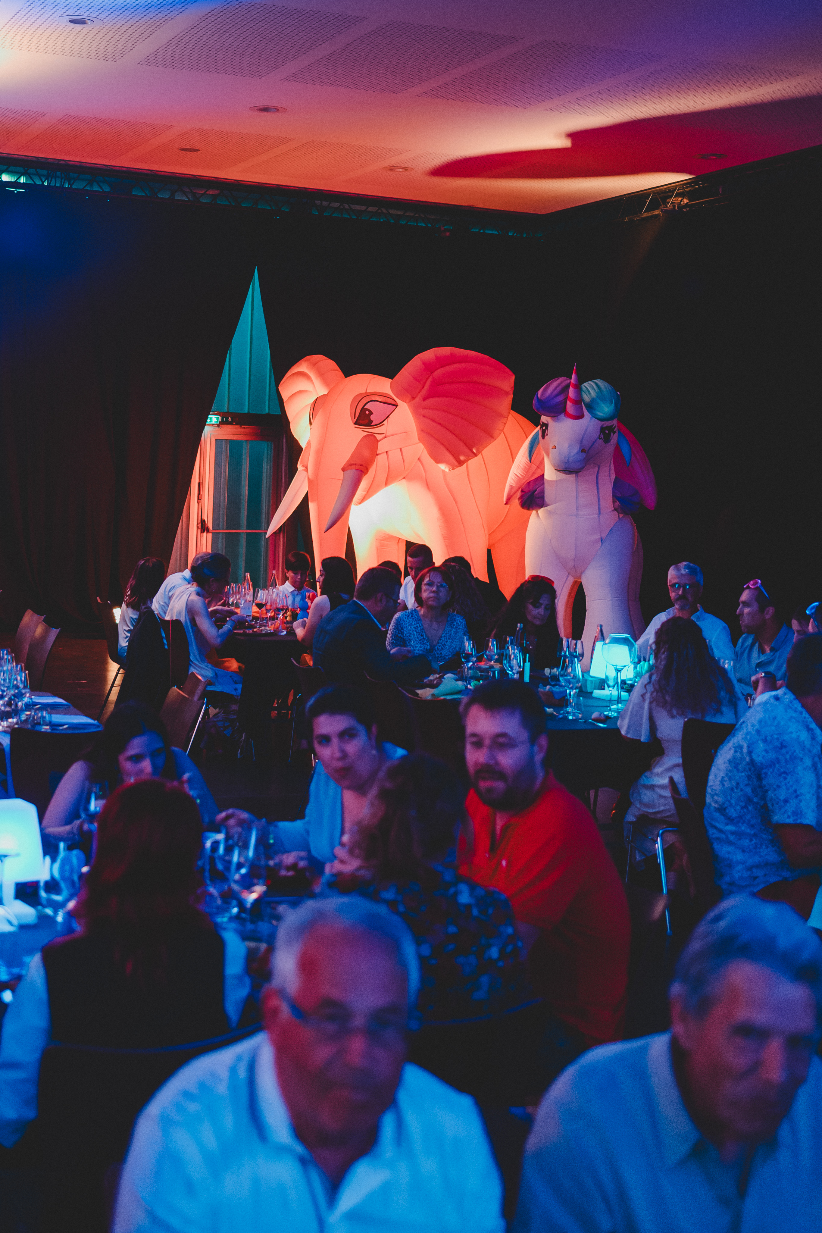 Repas insolite Anvers entrepôt portuaire reconverti Bonaparte Docks équipes en tablée · INNOV'events