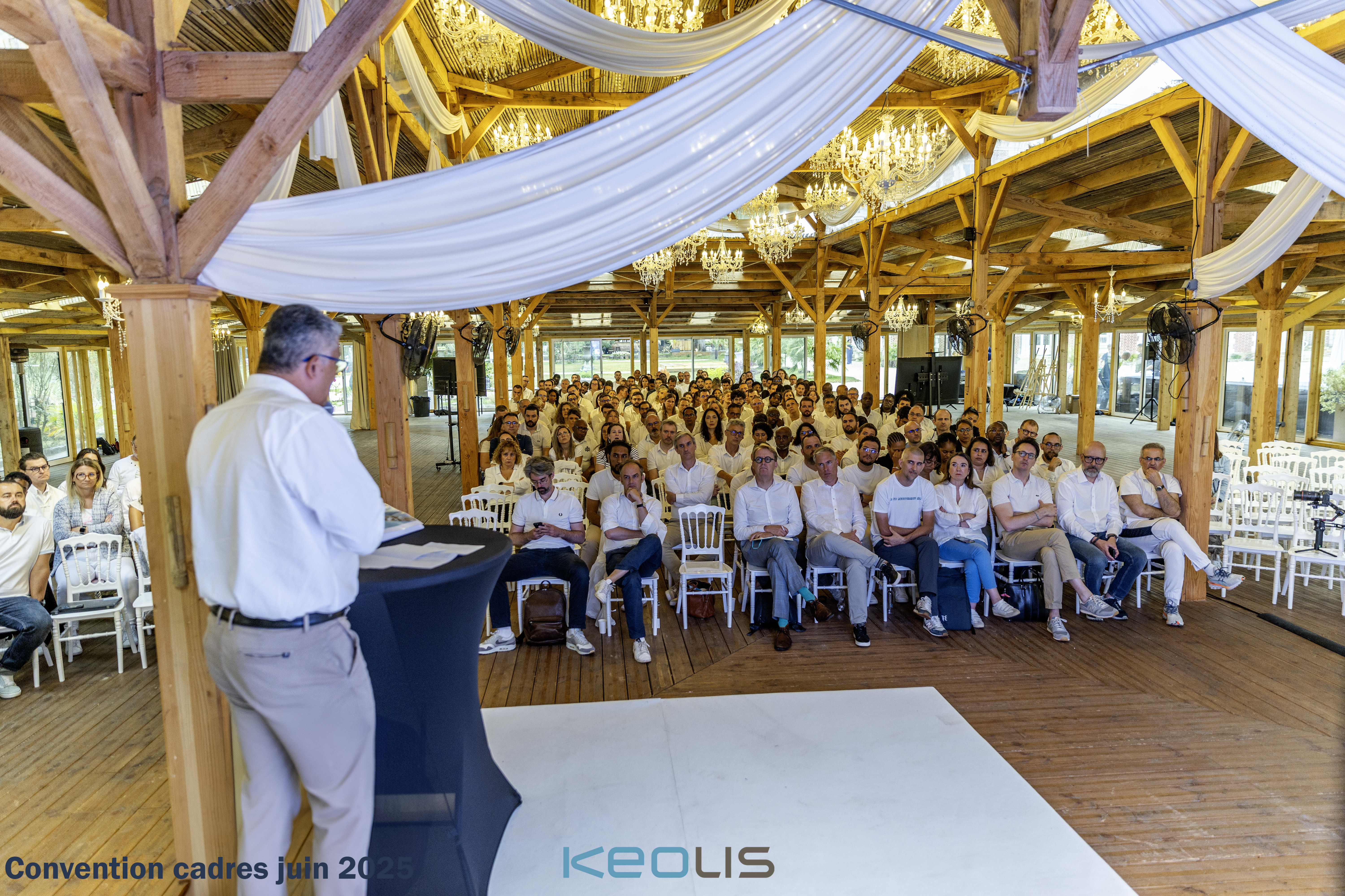 Directievergadering Luik breakoutzaal met Maaszicht en daglicht · INNOV'events