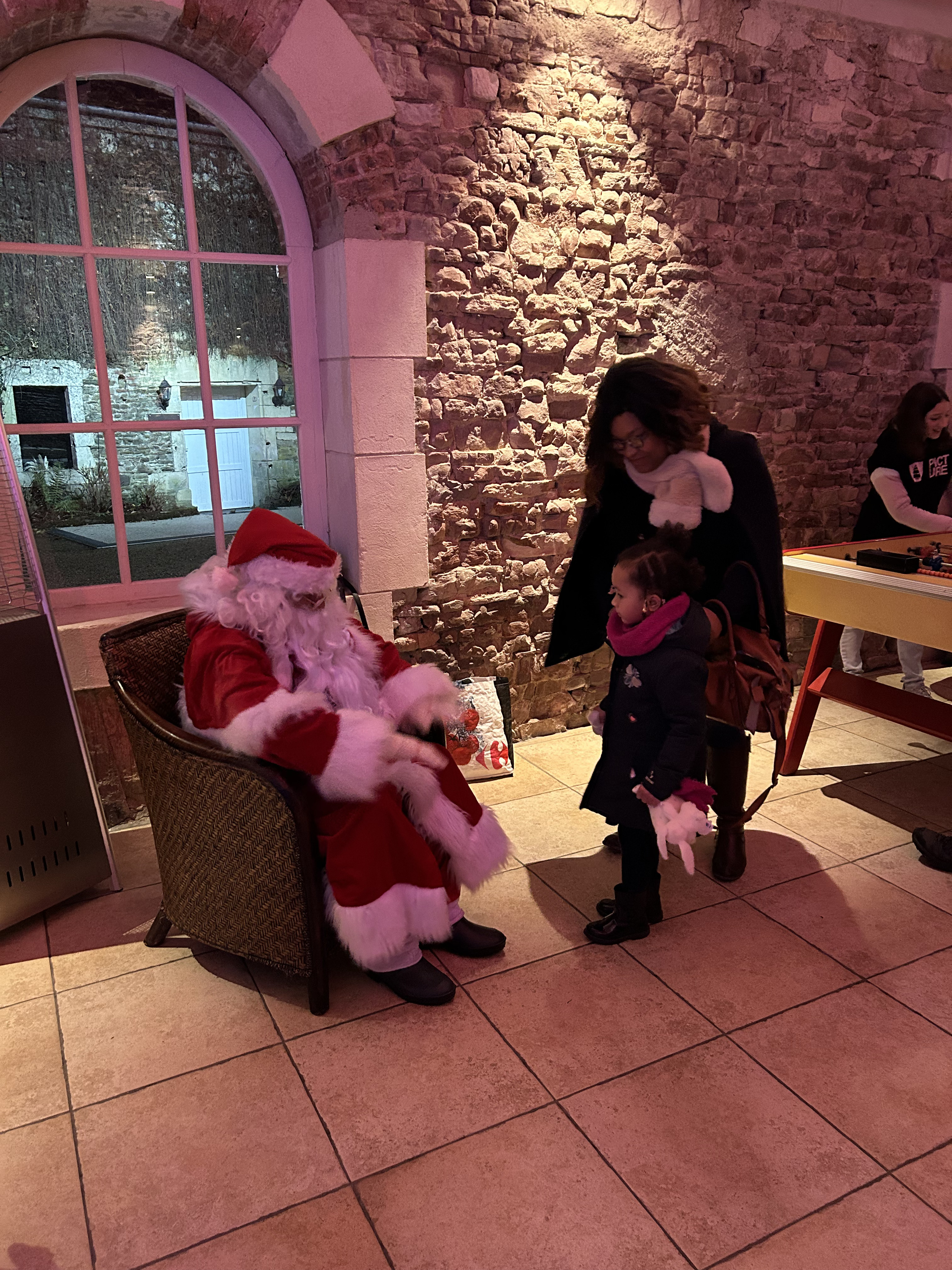 Soirée personnel adultes Père Noël entreprise Anvers salle décorée · INNOV'events