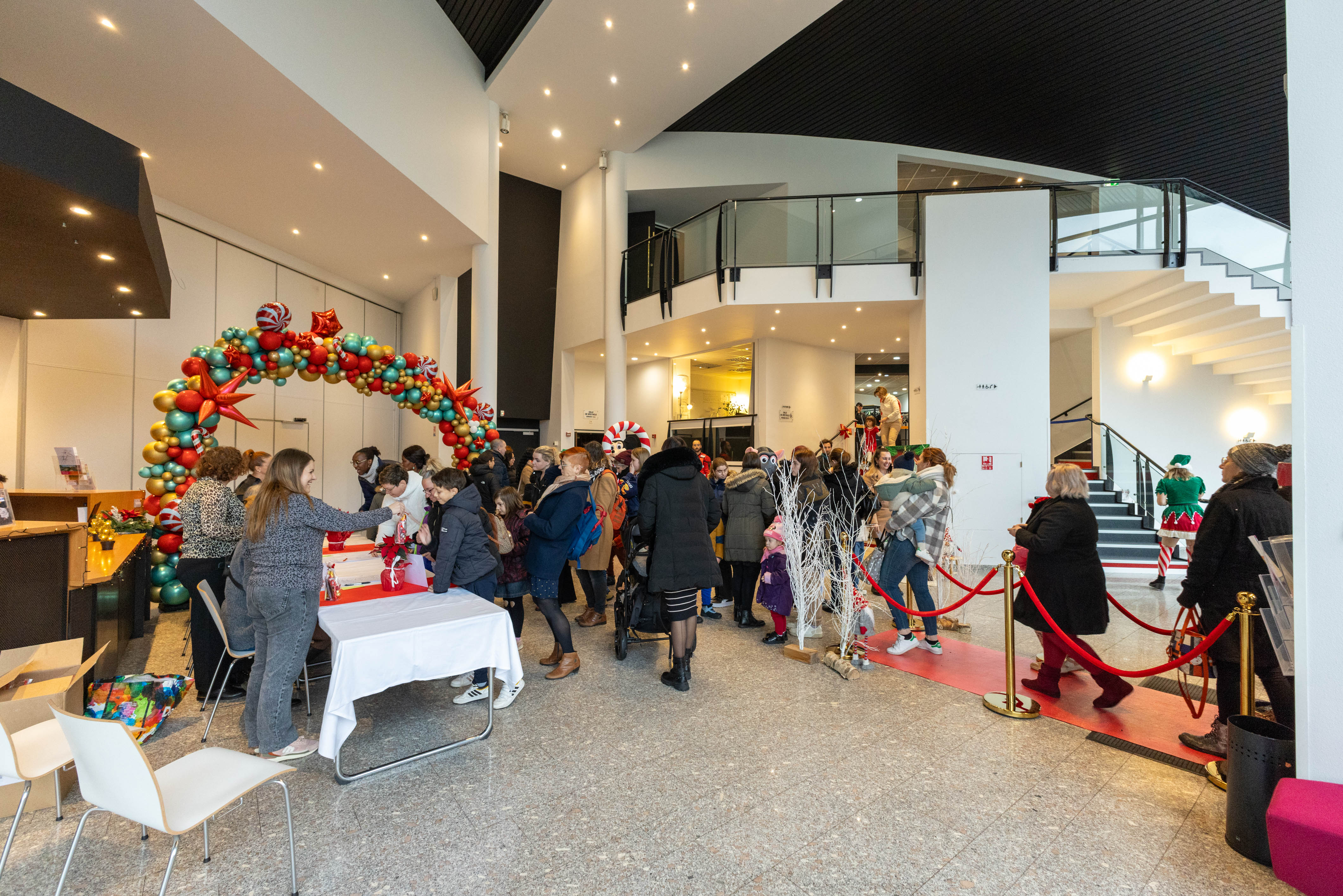Kerstman animatie Brussel kinderen cadeautjes ontvangst personeelsfeest · INNOV'events