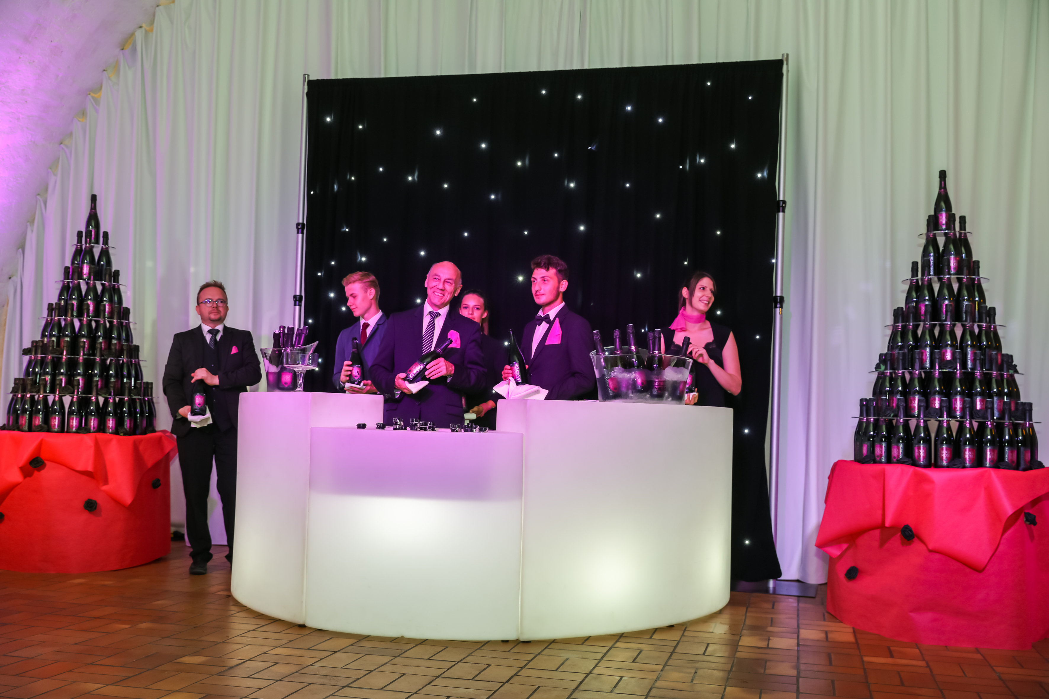 Event catering Brussel walking dinner gasten staan rond culinaire stations · INNOV'events