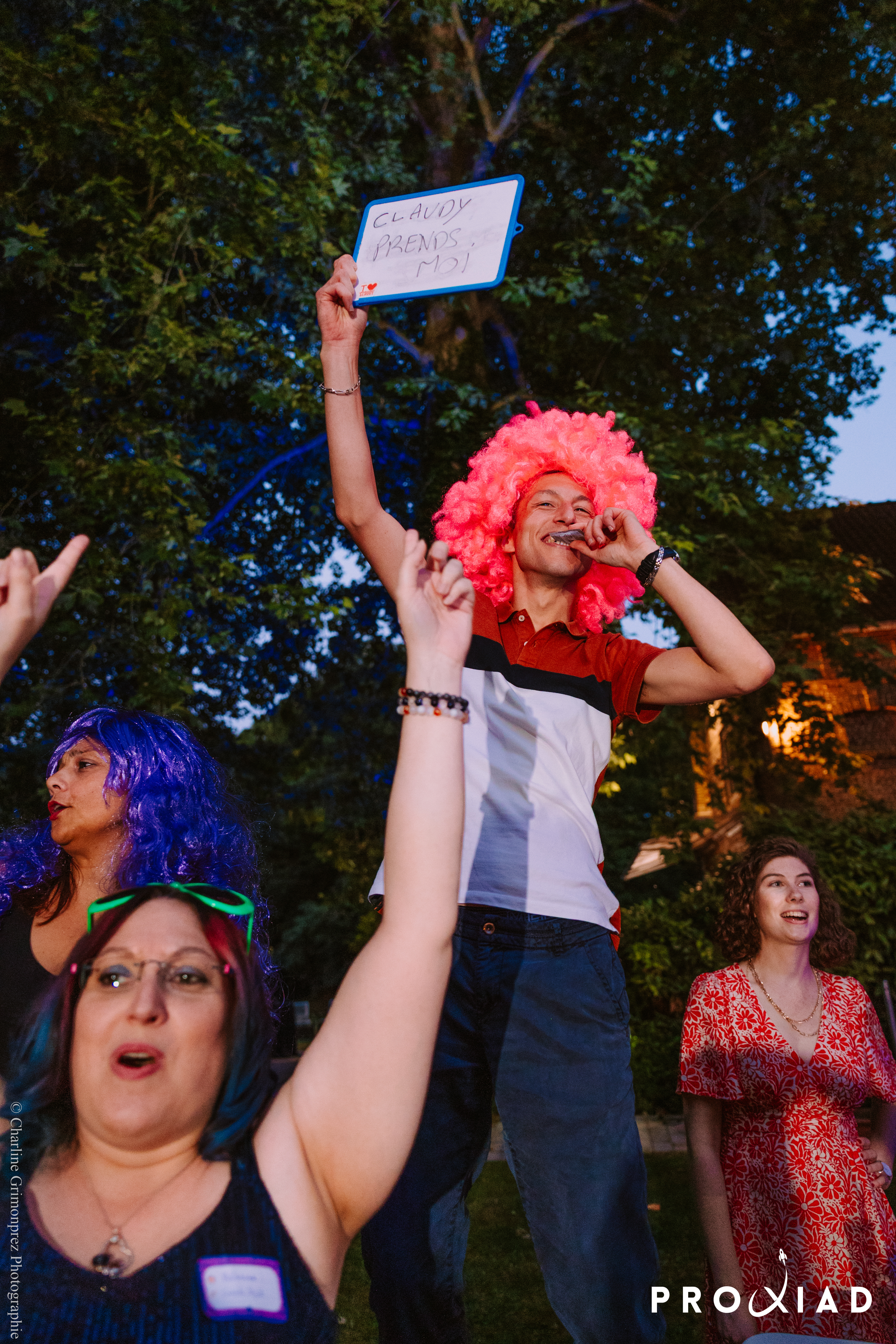 Improvisatieactiviteit Brussel teams buiten op binnenplaats Cinquantenaireparken · INNOV'events