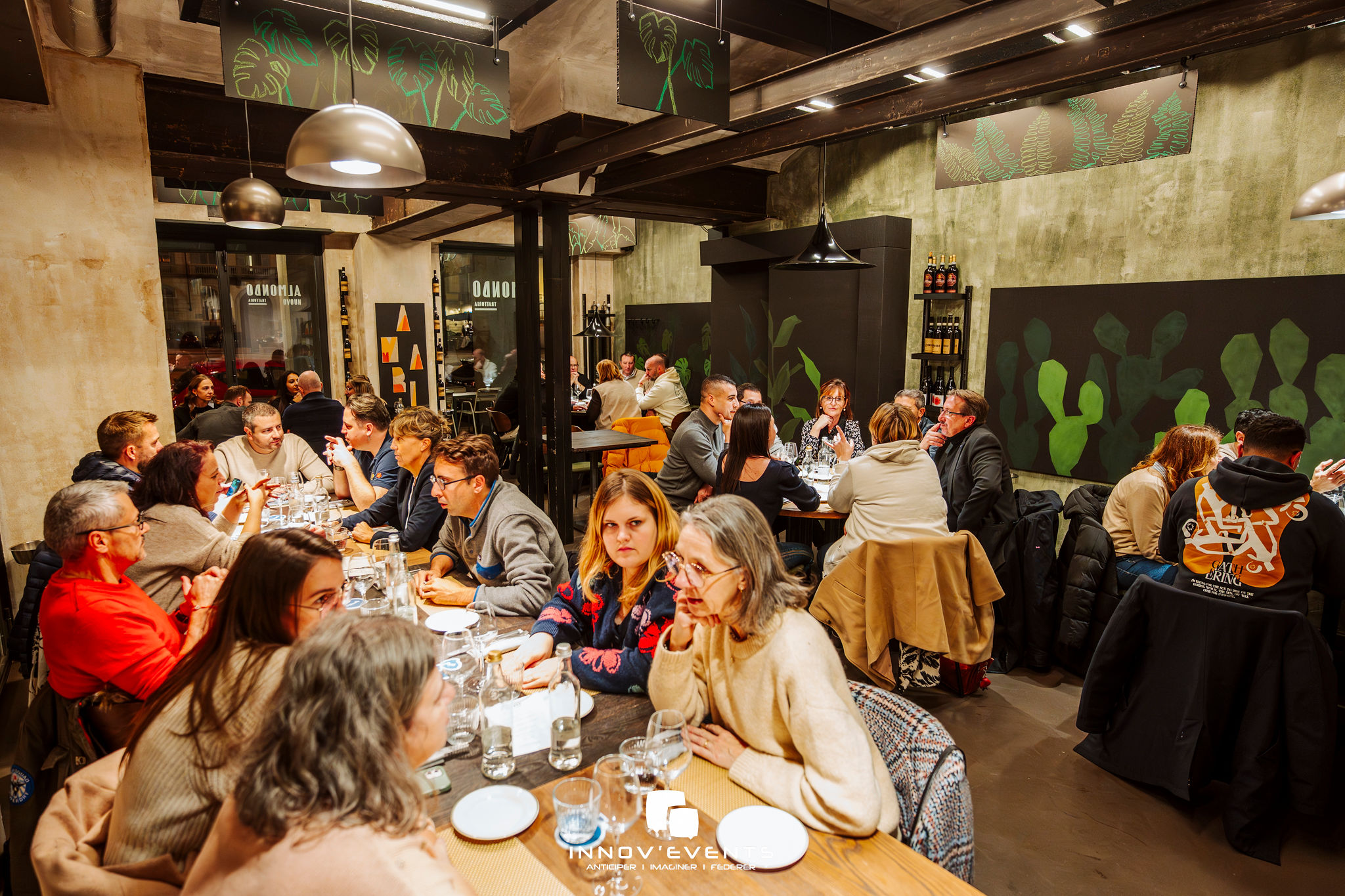 Entertainment corporate magician team dinner Antwerp · INNOV'events