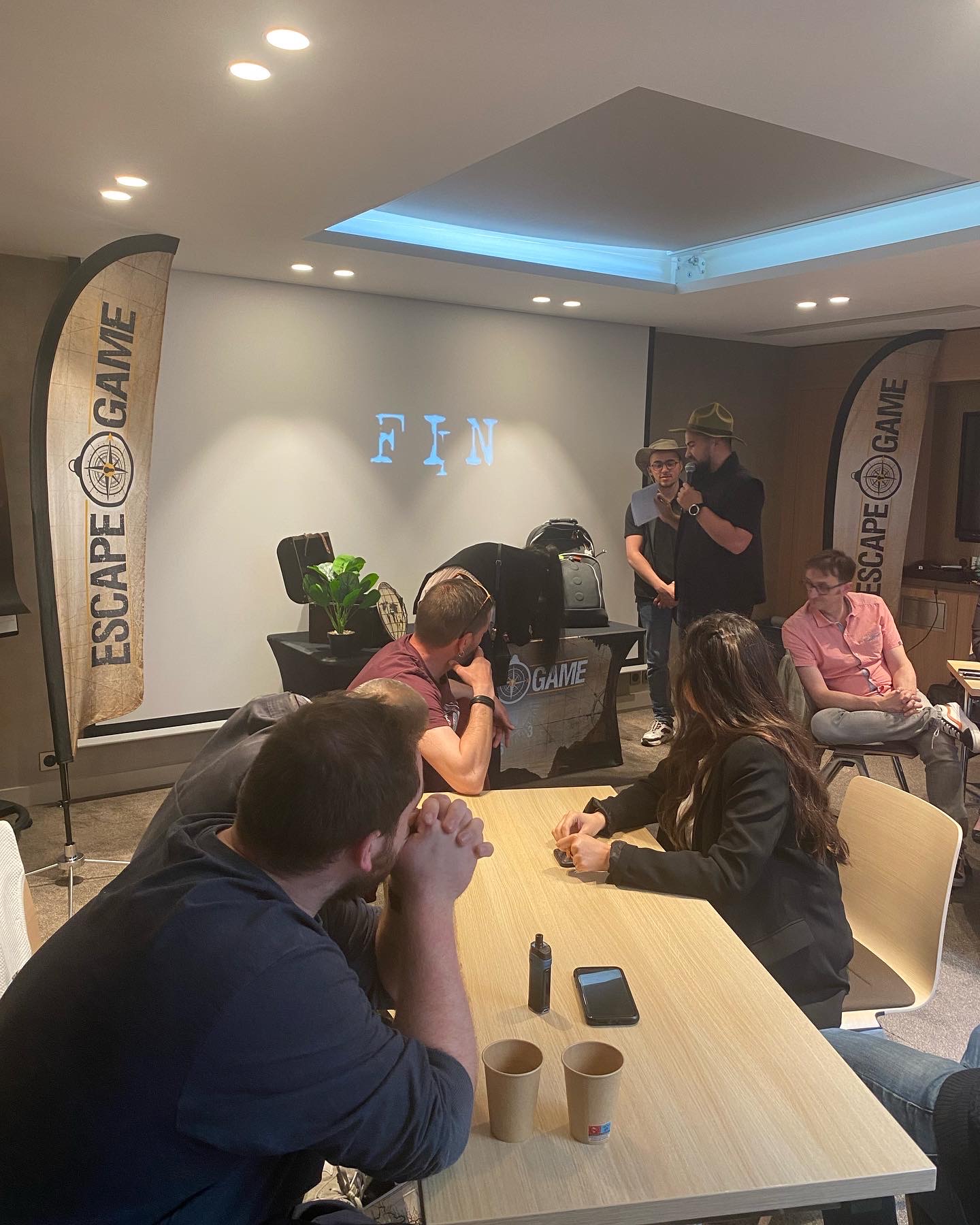 Escape game Liège groupe résolvant énigme dans salle patrimoniale · INNOV'events