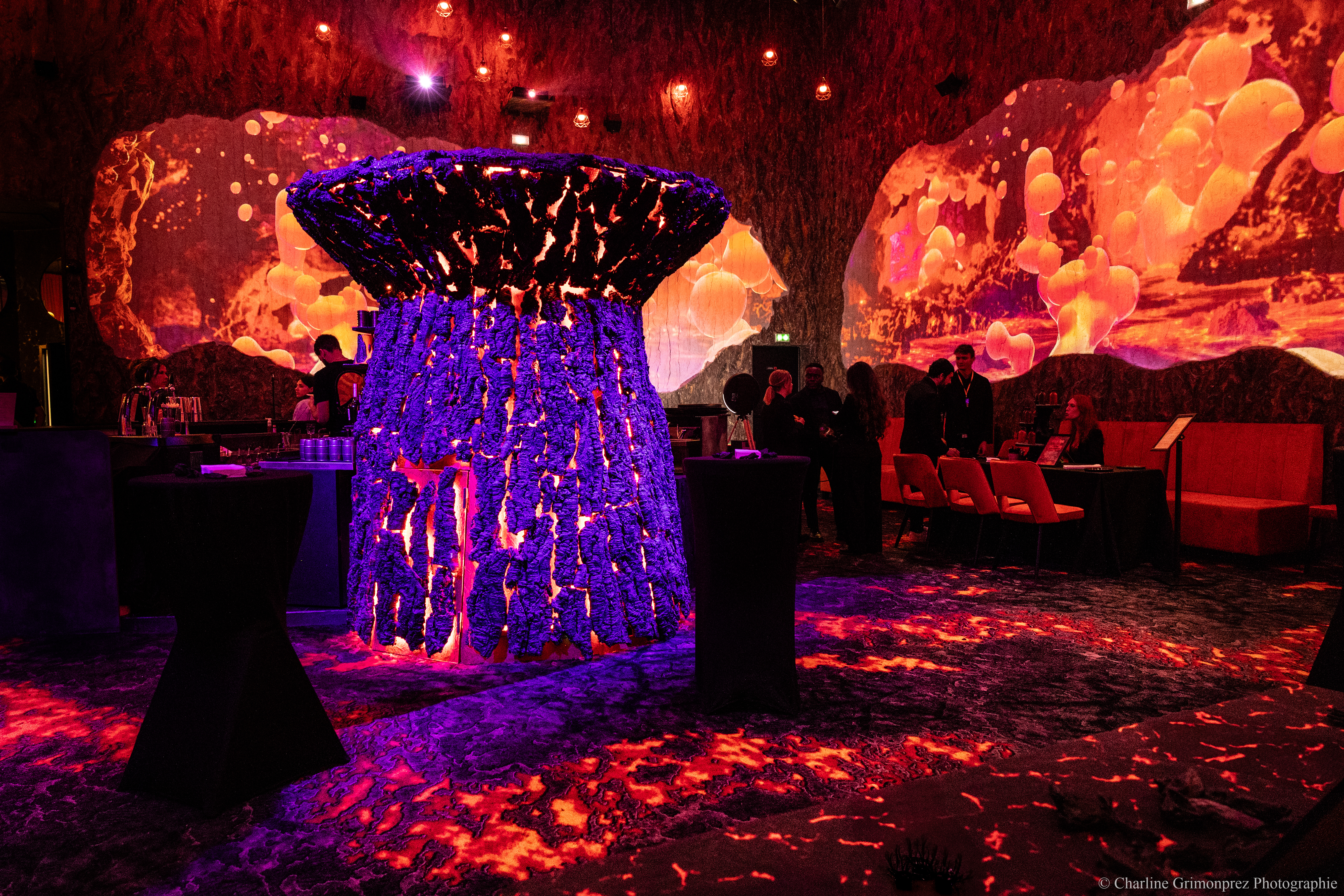Interactieve lichtinstallatie bedrijfsevenement Antwerpen, deelnemers in lichttunnel · INNOV'events