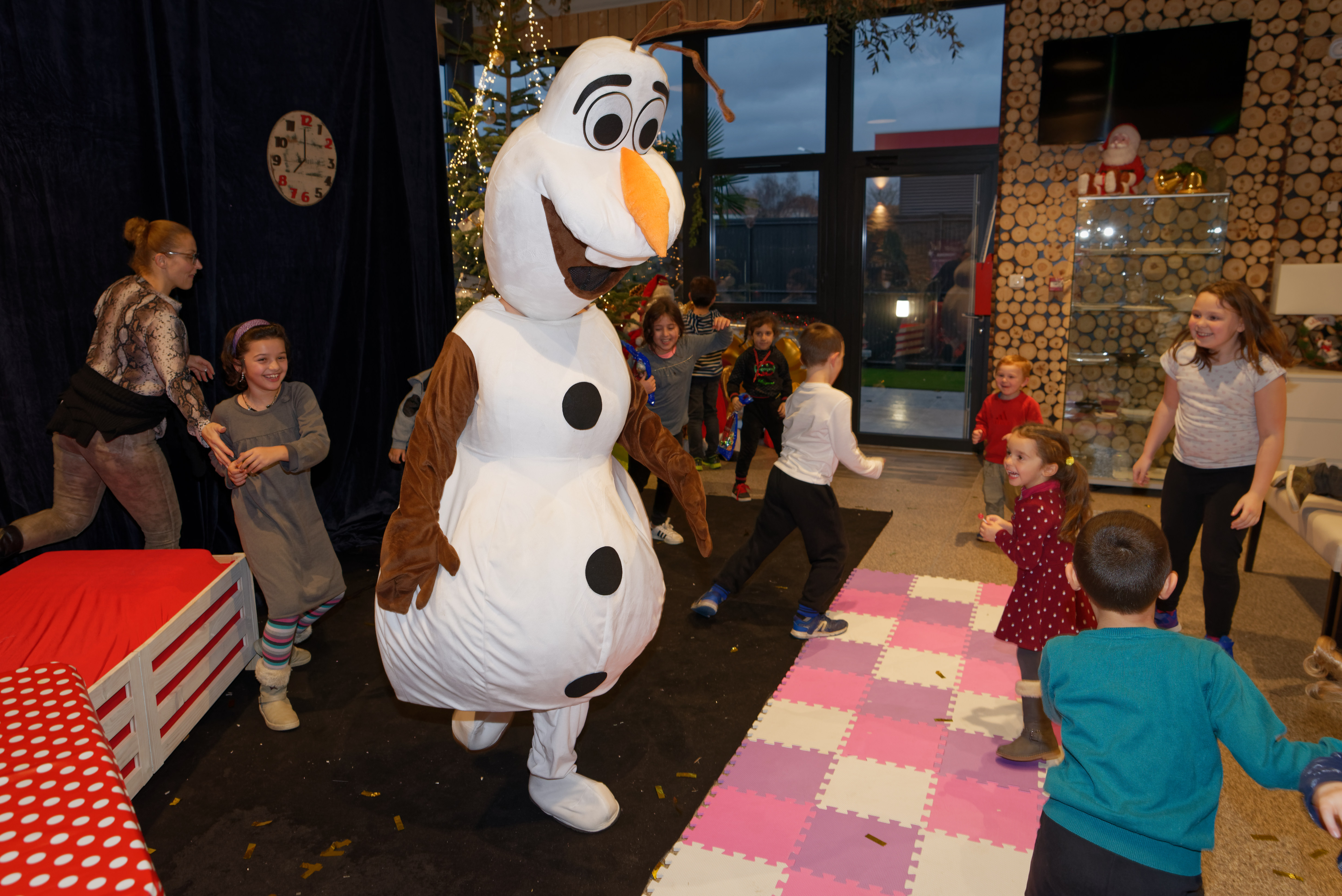 Arbre de Noël entreprise Bruxelles enfants animations goûter salle · INNOV'events
