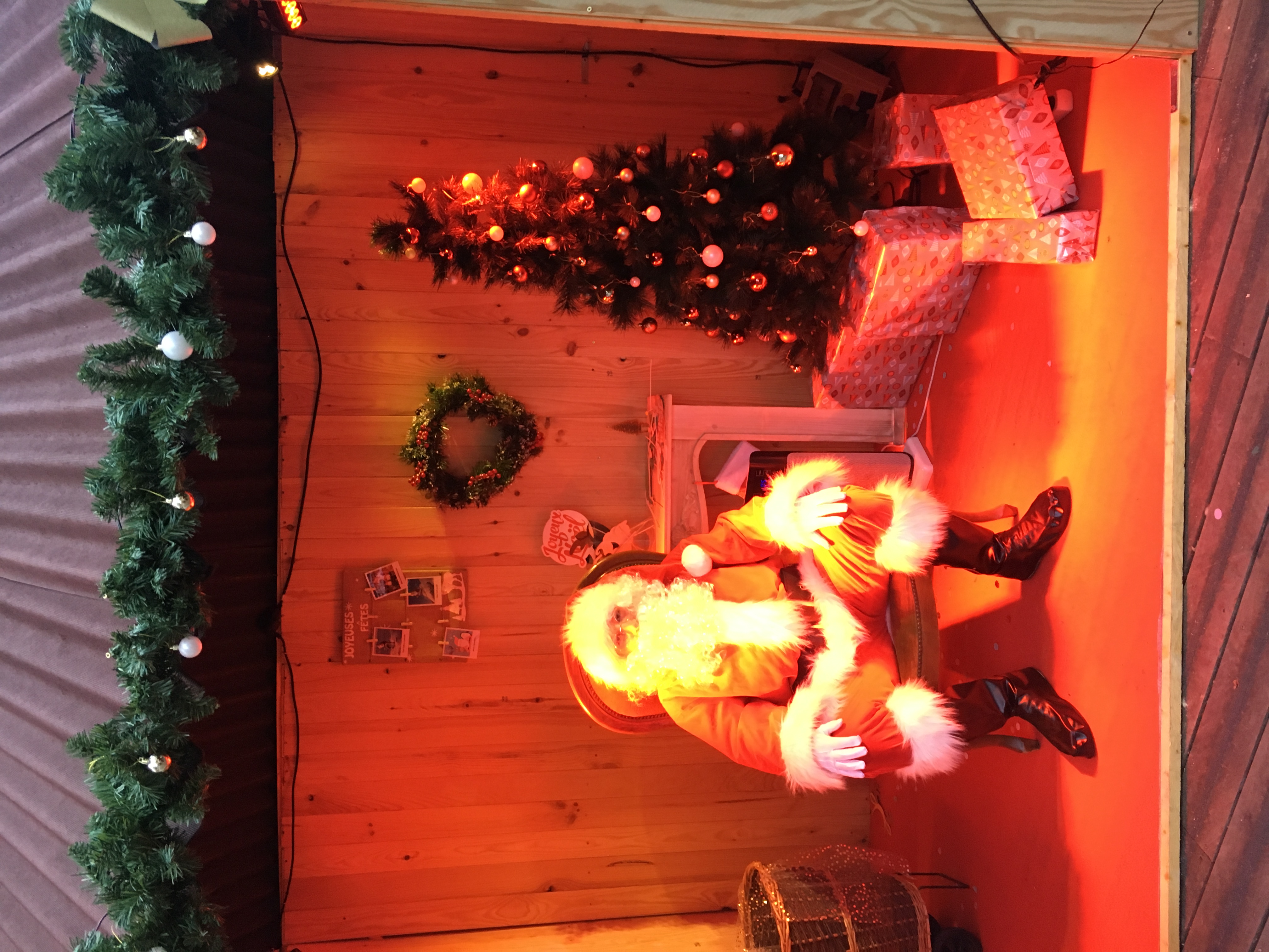 Kerstfeest voor bedrijven Brussel sfeervolle zaal met dennentakken · INNOV'events