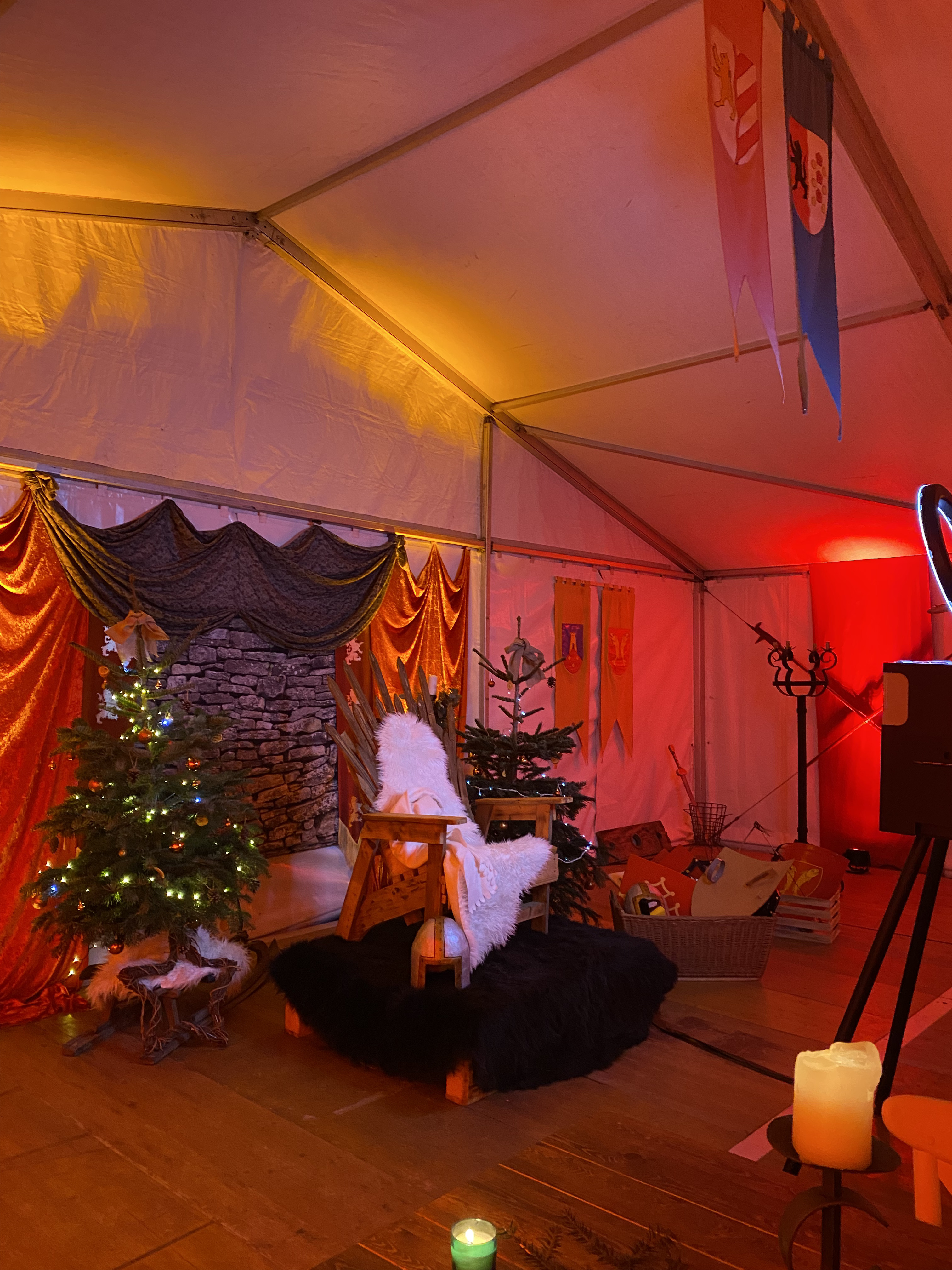 Casino-avond animatie kerstfeest voor bedrijven Luik, medewerkers rond pokertafel · INNOV'events