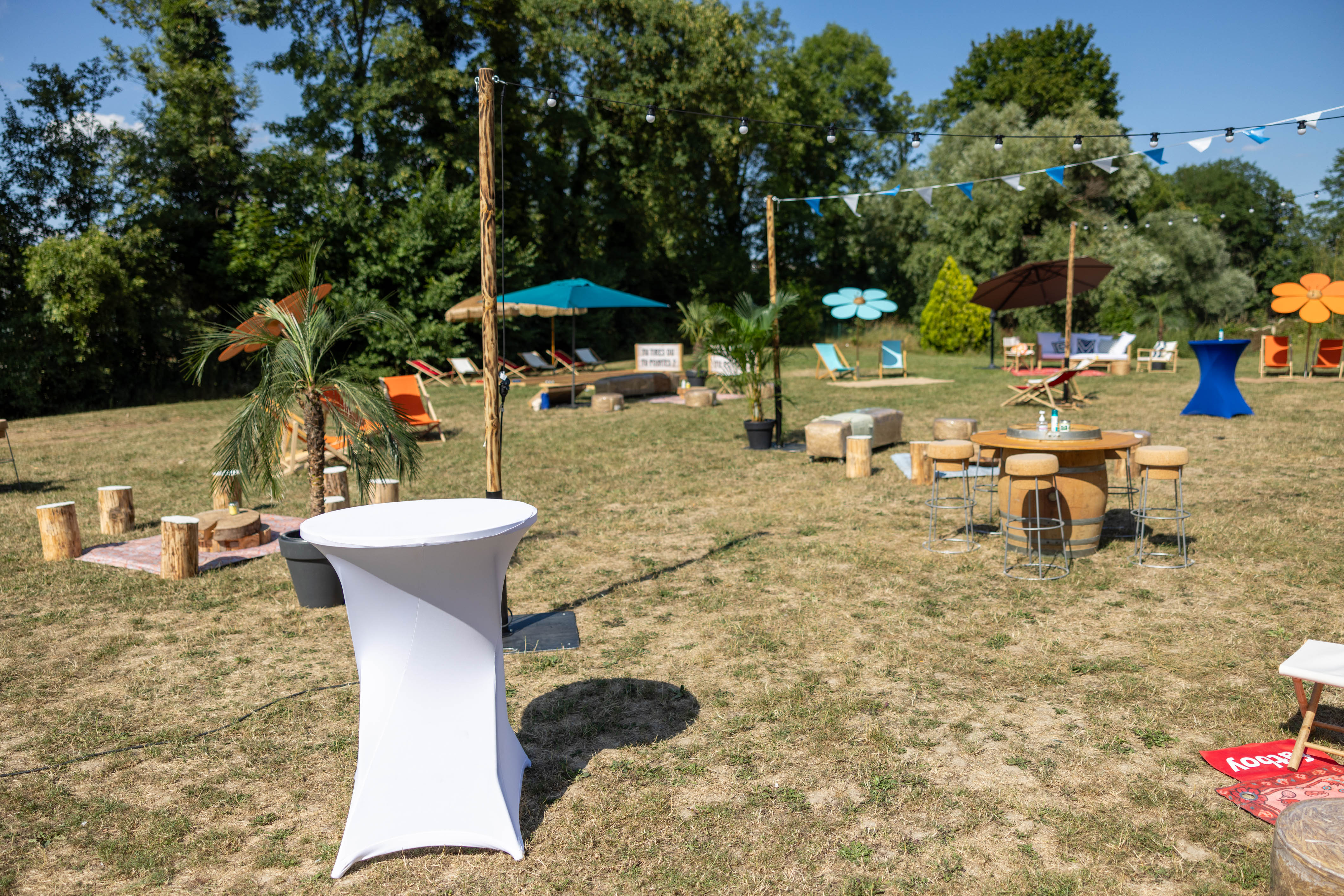 Garden party bedrijf Brussel avondlicht terras decoratie bloemen · INNOV'events