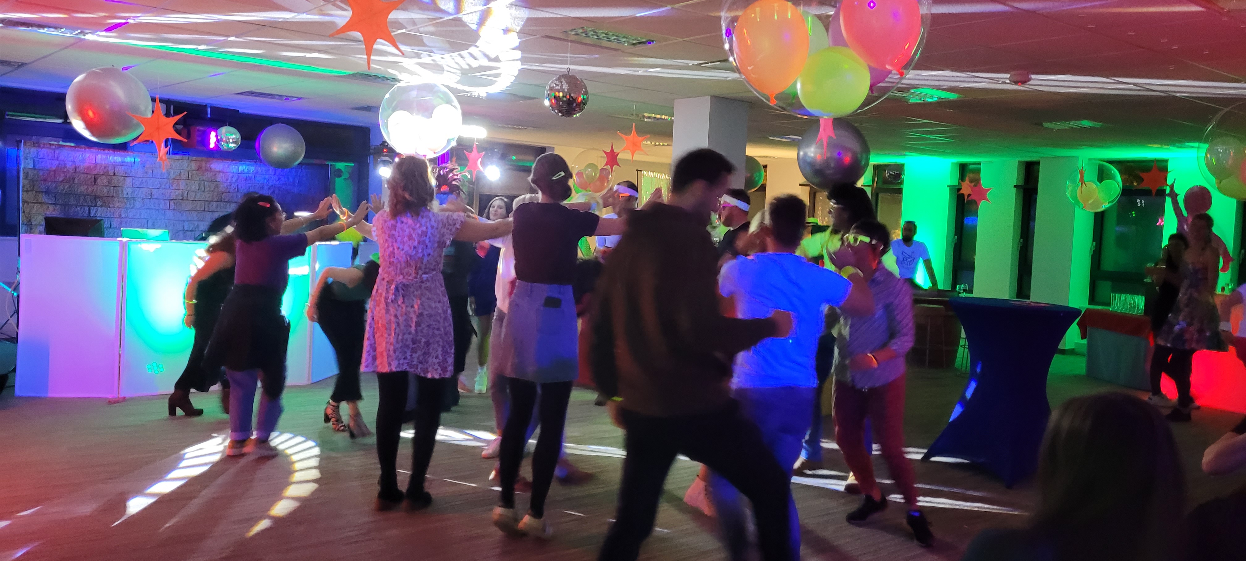 Anniversaire entreprise Liège, cocktail debout en salle industrielle réhabilitée · INNOV'events