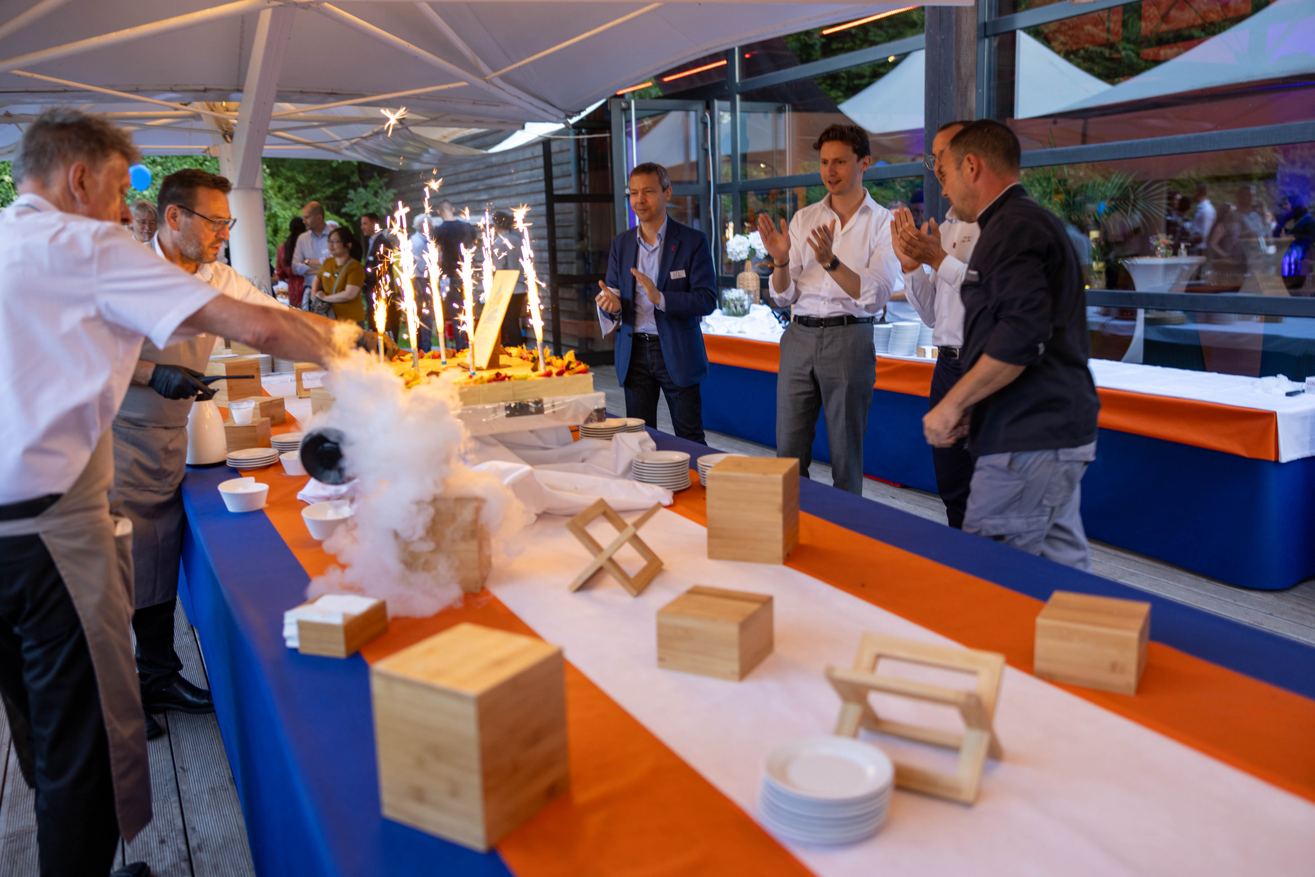 Lasercombo indoor vuurwerkshow Brussel Brussels Expo podiumopstelling · INNOV'events