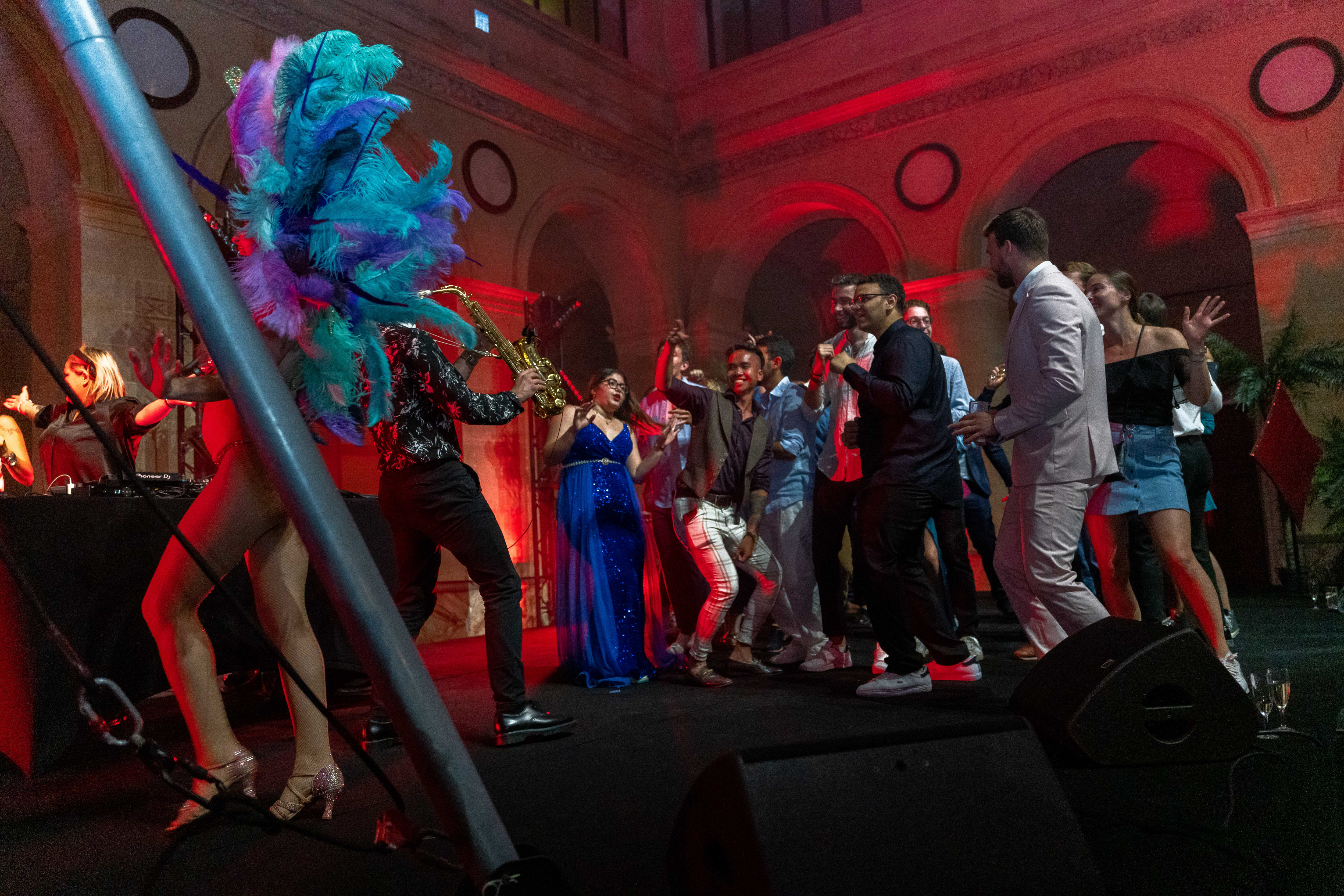 Evening gala dinner staff party Antwerp hotel ballroom with round tables · INNOV'events