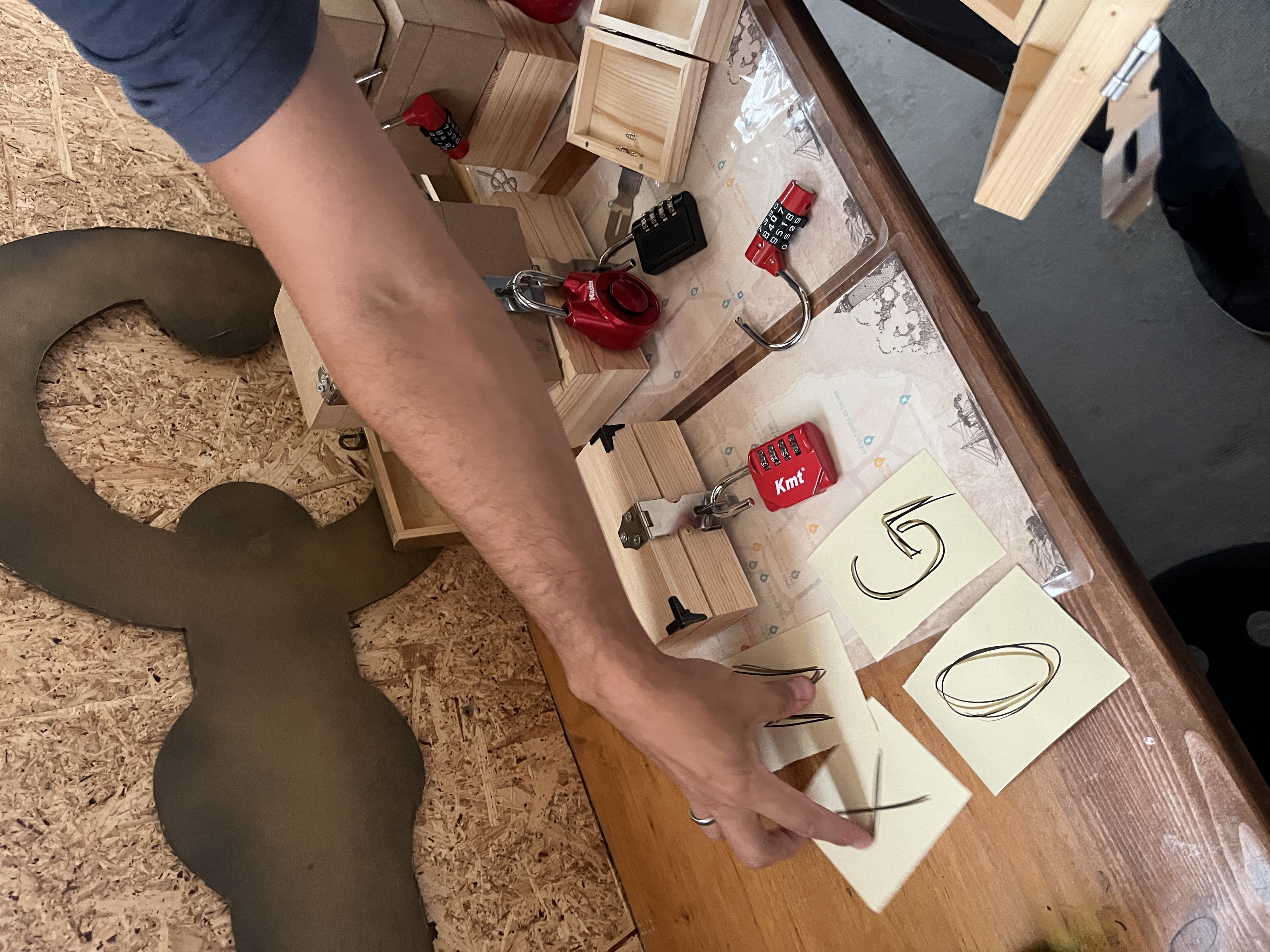 Escape game entreprise Liège équipes en extérieur près de la Citadelle · INNOV'events