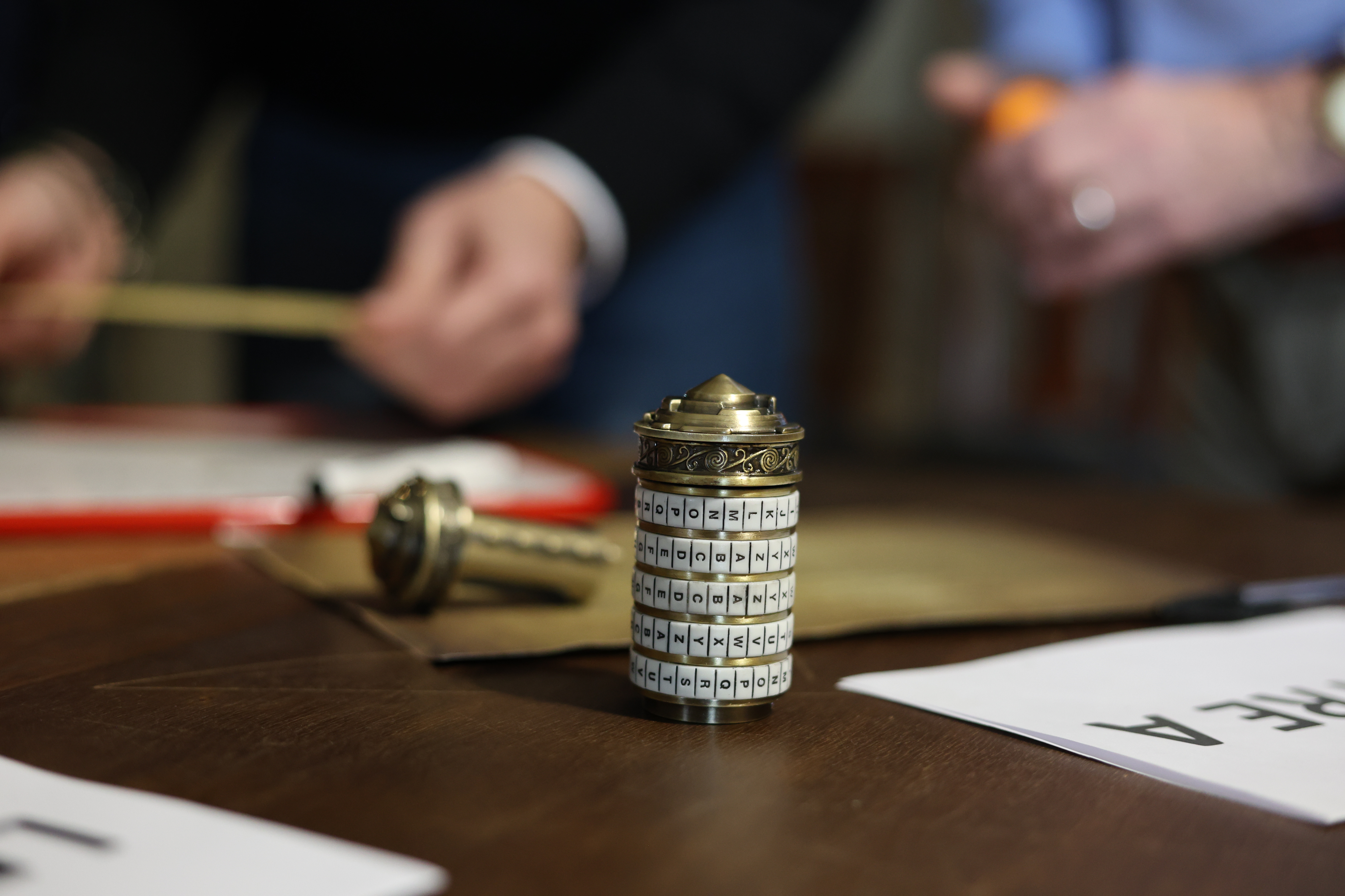 Groep bedrijfsdeelnemers lost escape game op in Luik industrieel erfgoedpand · INNOV'events