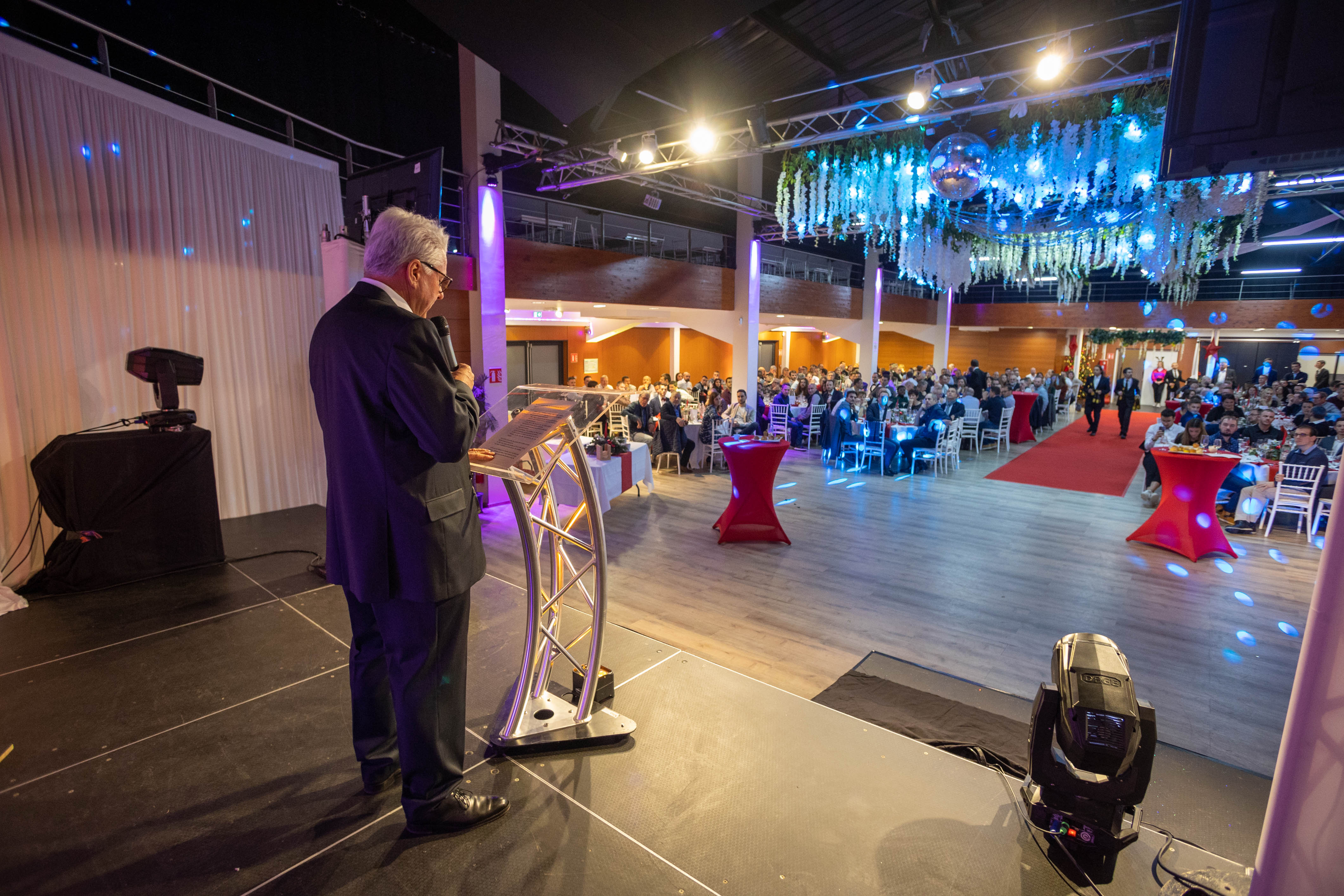 Conference venue Belgium plenary room setup corporate · INNOV'events