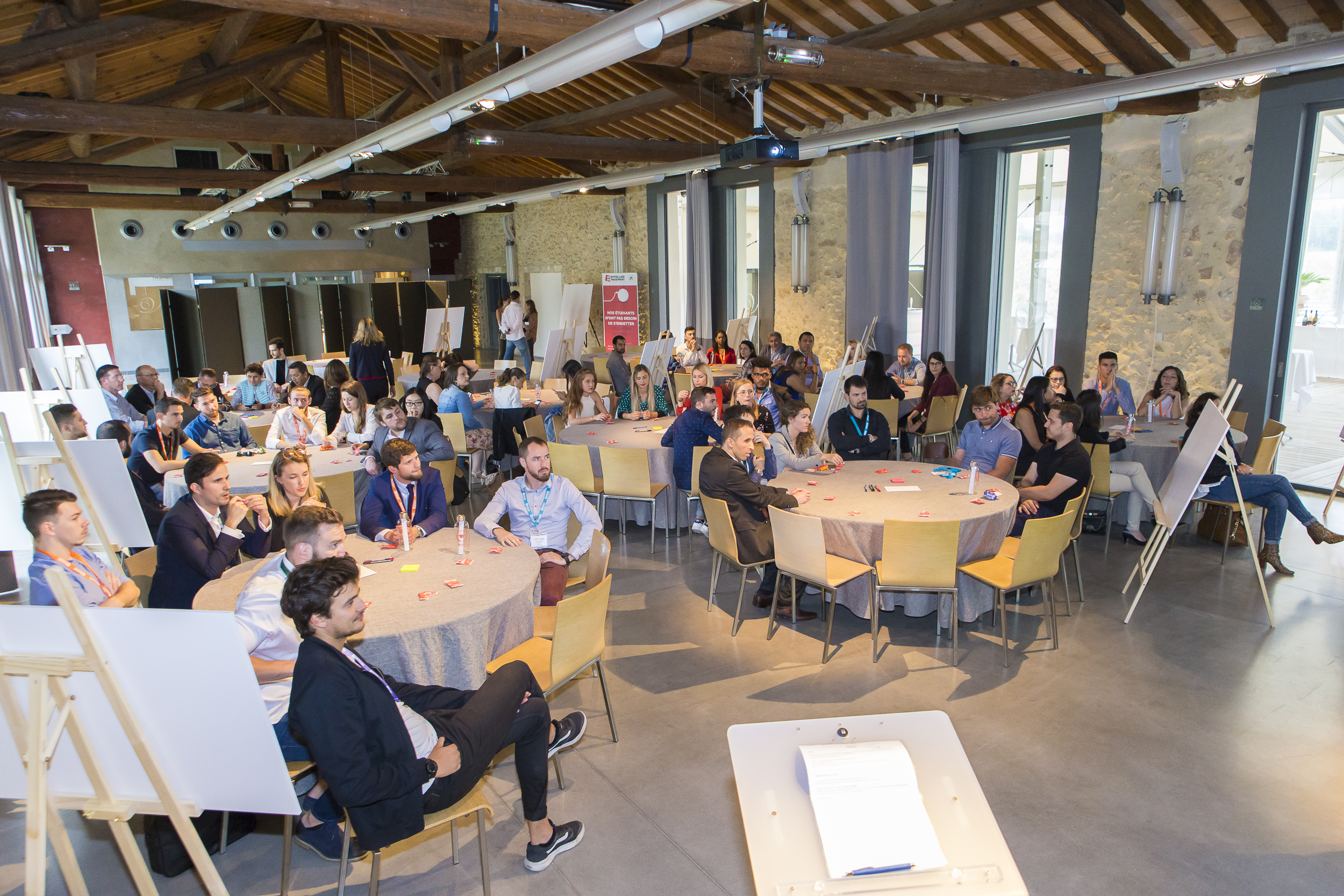 Séminaire journée unique location salle Bruxelles atelier équipes tables rondes · INNOV'events