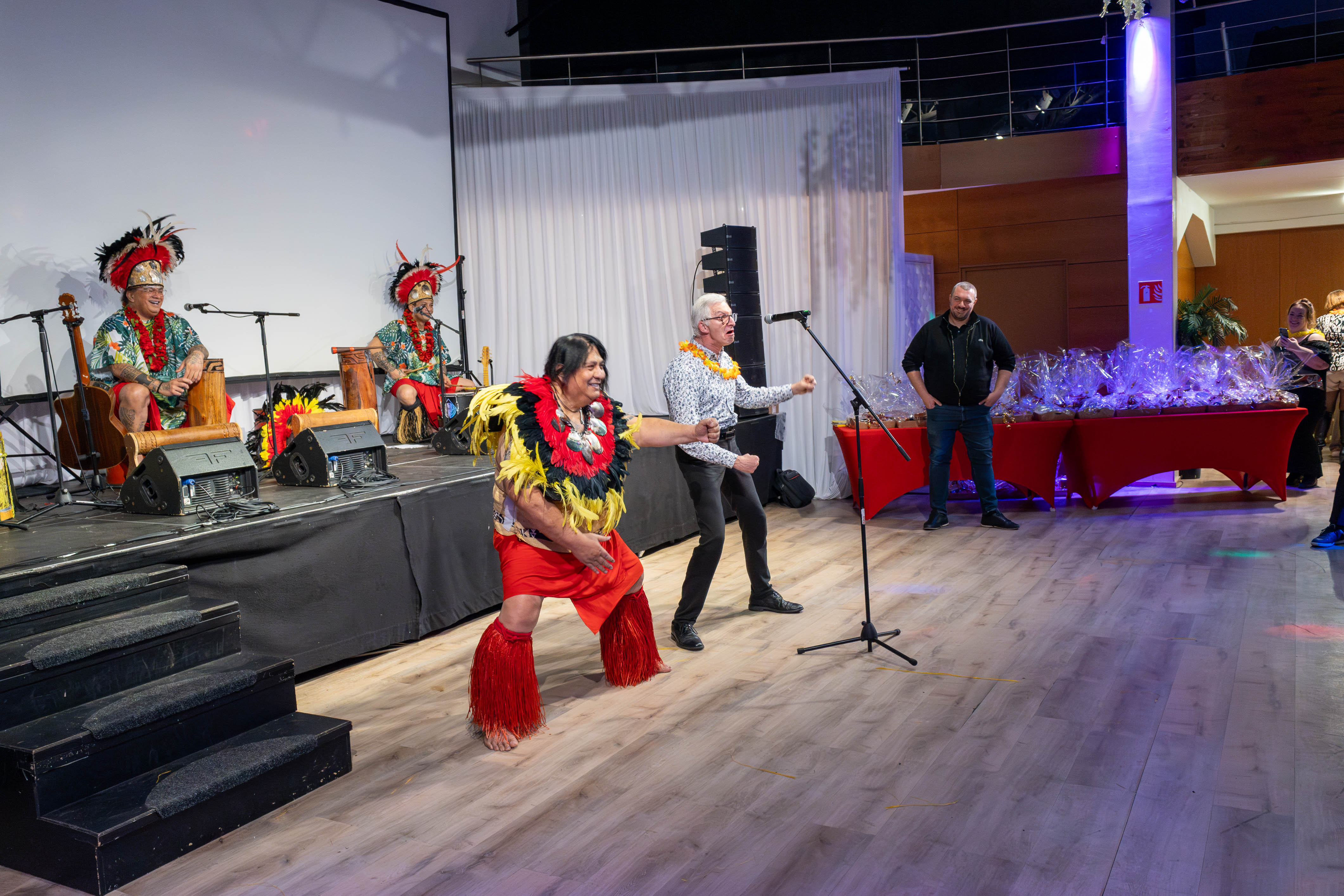 Galadinee Luik zittend diner tafeldecoratie Maas-oever · INNOV'events