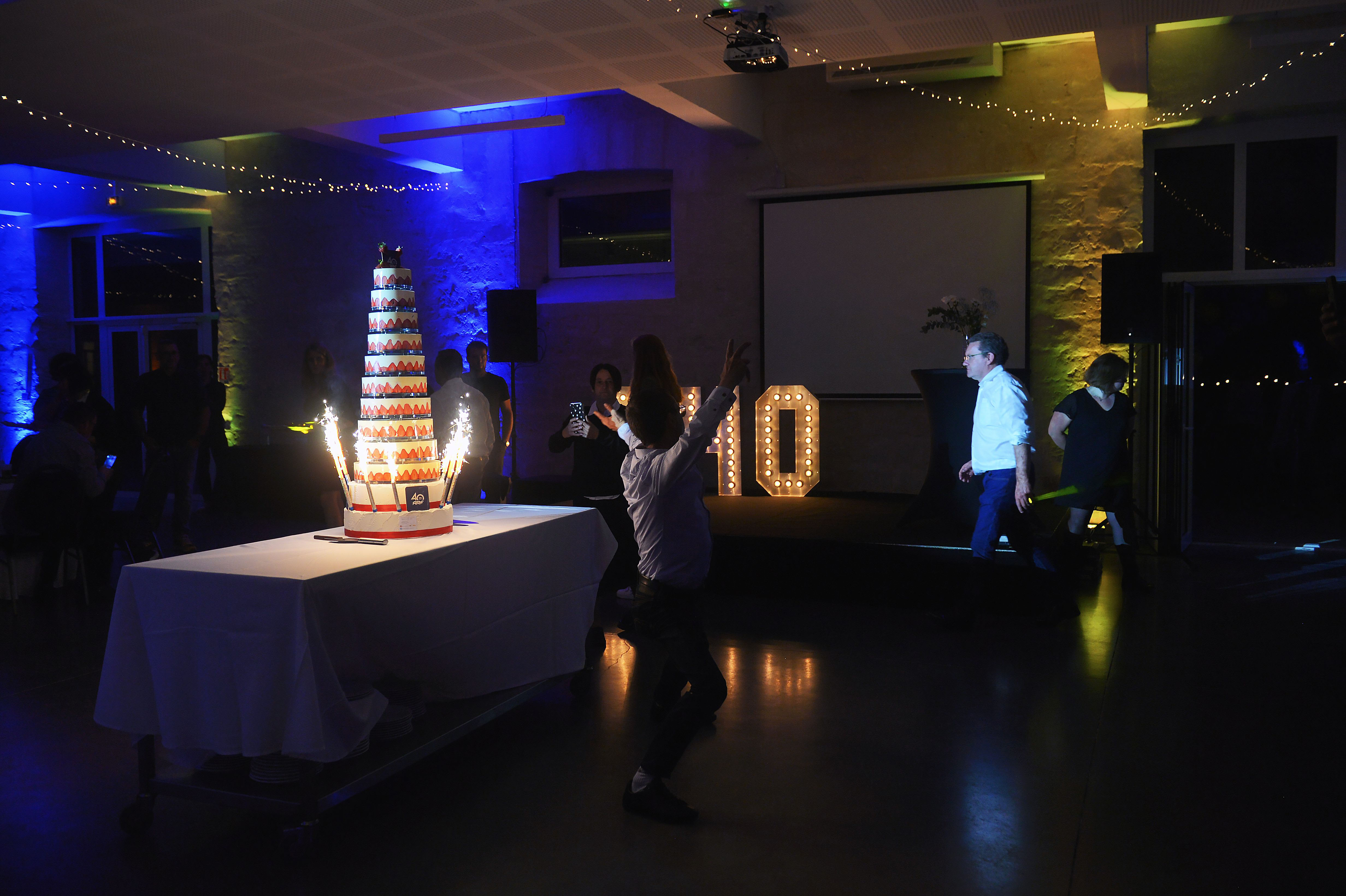 Walking dinner company anniversary Liege · guests at branded food stations · INNOV'events