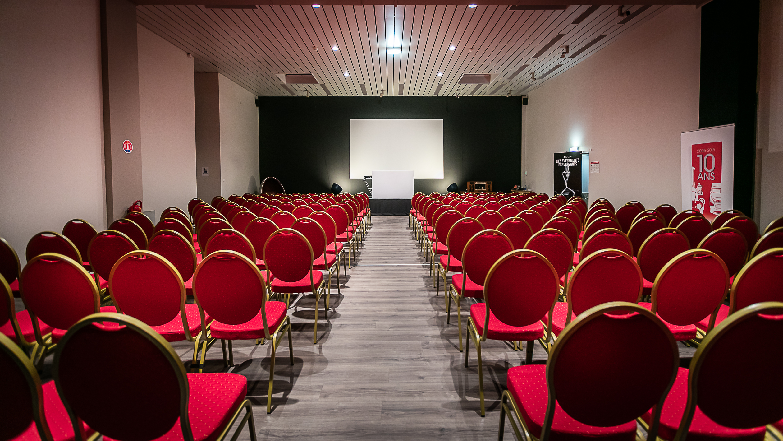 Outdoor networking area seminar event Brussels Tour and Taxis · INNOV'events