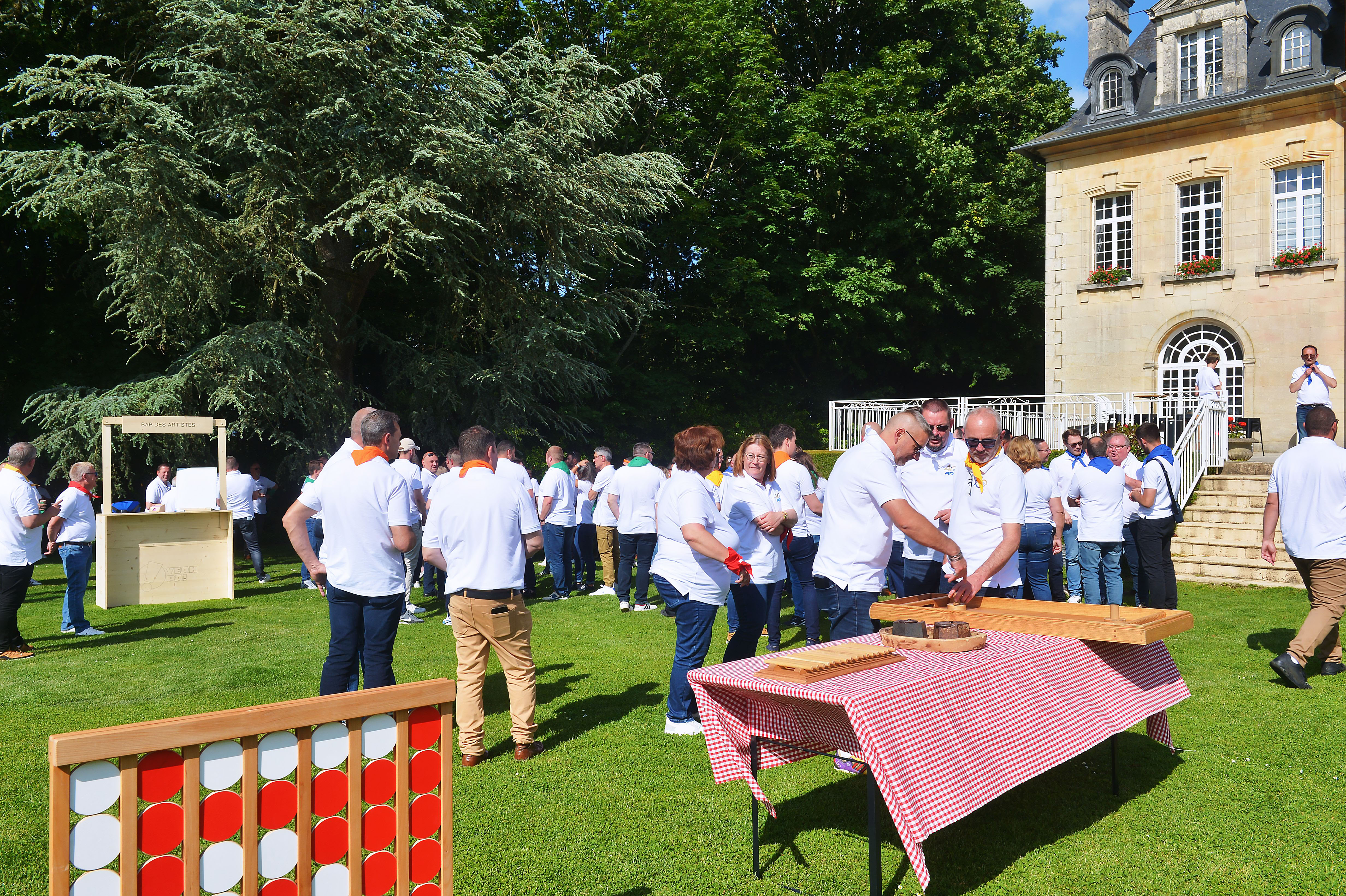 Garden party Antwerpen buiten op groen gazons Park Spoor Noord · INNOV'events