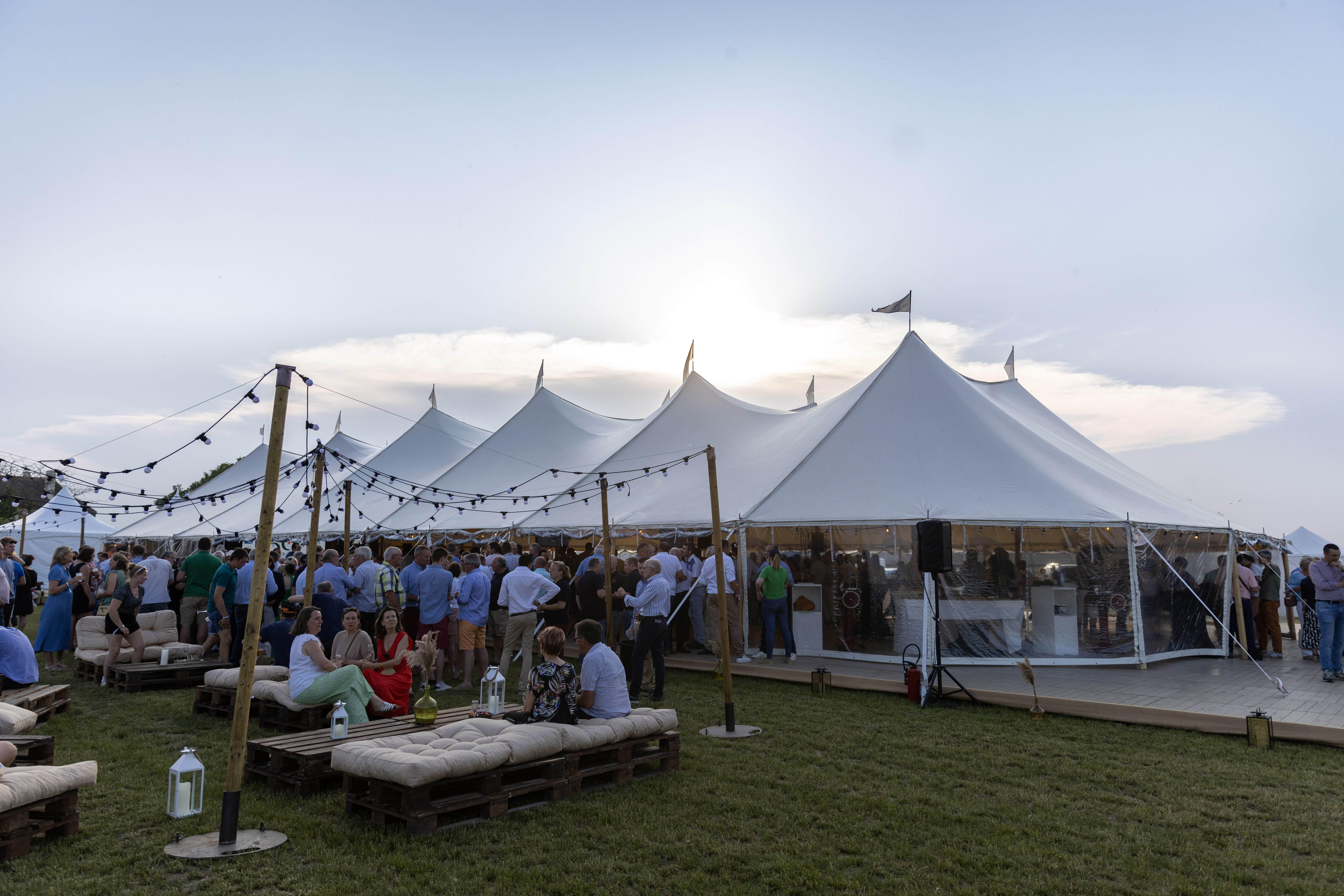 Corporate summer reception Antwerp Stadspark terrace staff networking · INNOV'events