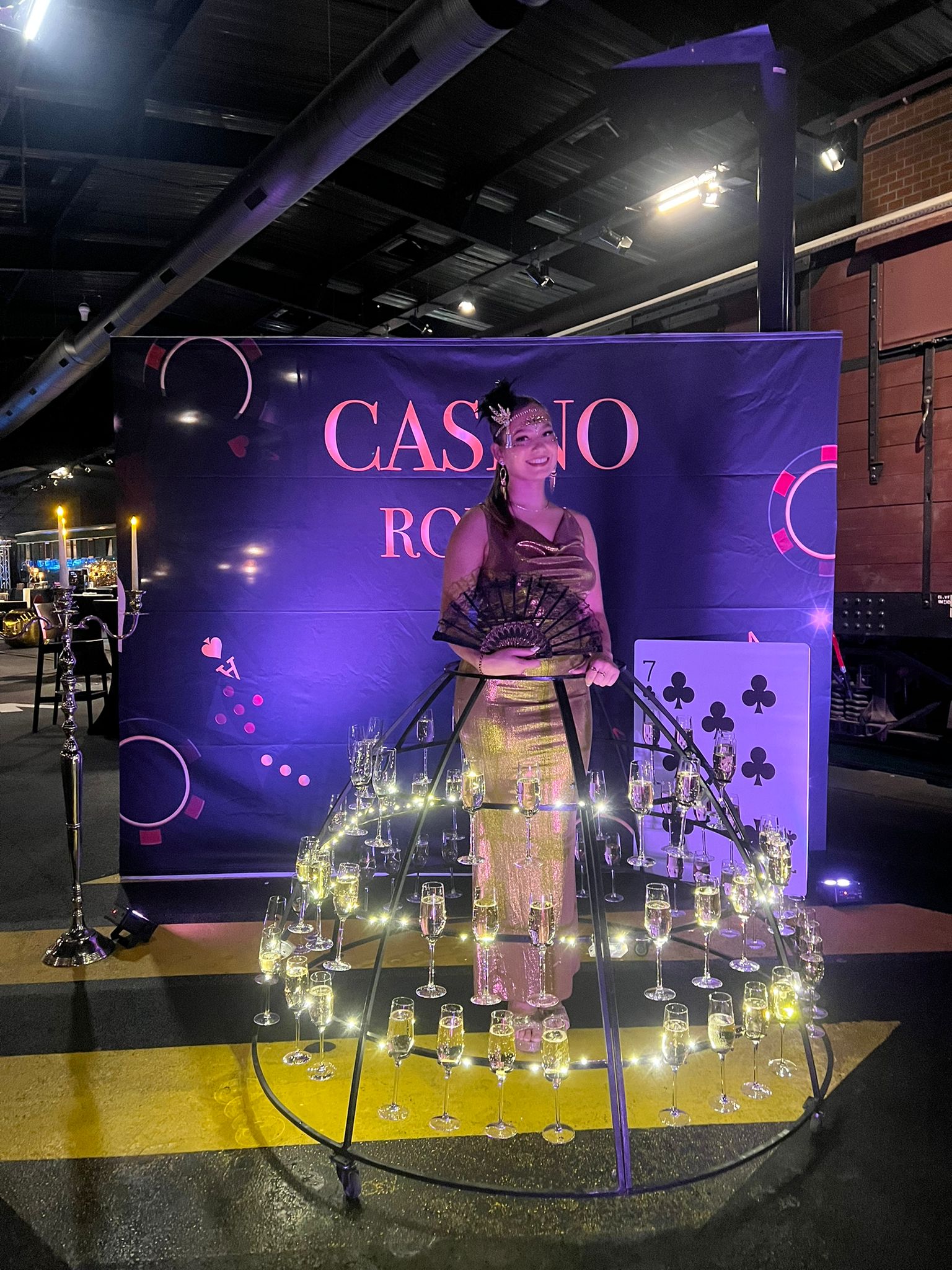 Casinoanimatie Luik buitenterras Maas, roulette en wijnglazen in open lucht · INNOV'events