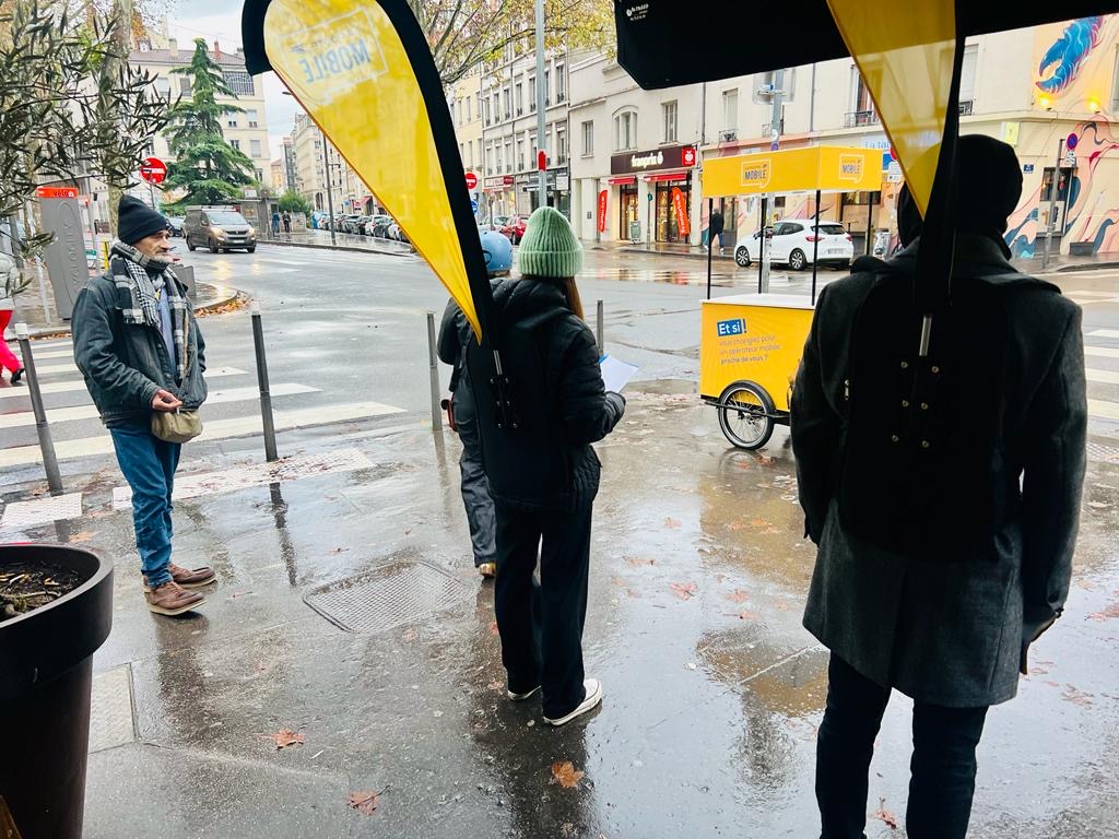Street marketing Brussel Rue Neuve sampling promotieteam in actie · INNOV'events