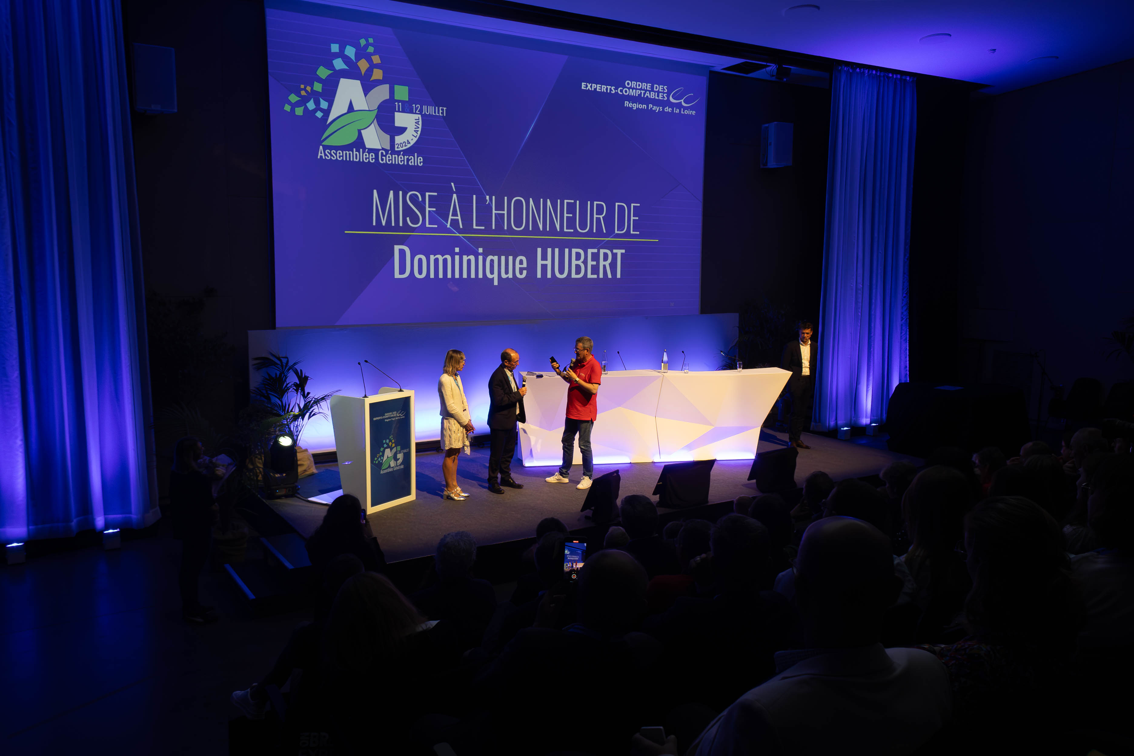 Eventscenografie bedrijf Luik galadiner podiumscene · INNOV'events