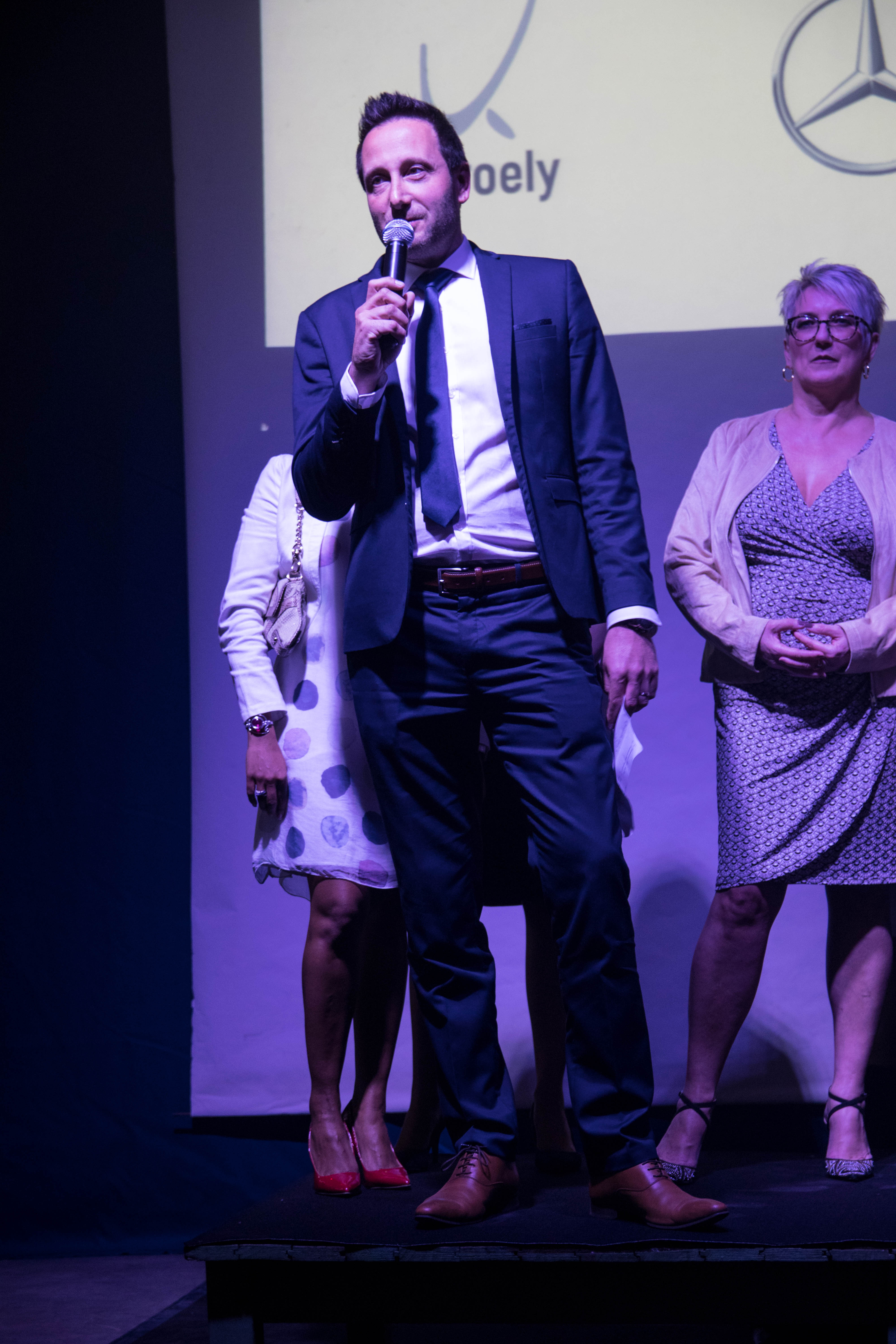 MC bedrijfsevenement Antwerpen gala diner presentator in actie · INNOV'events