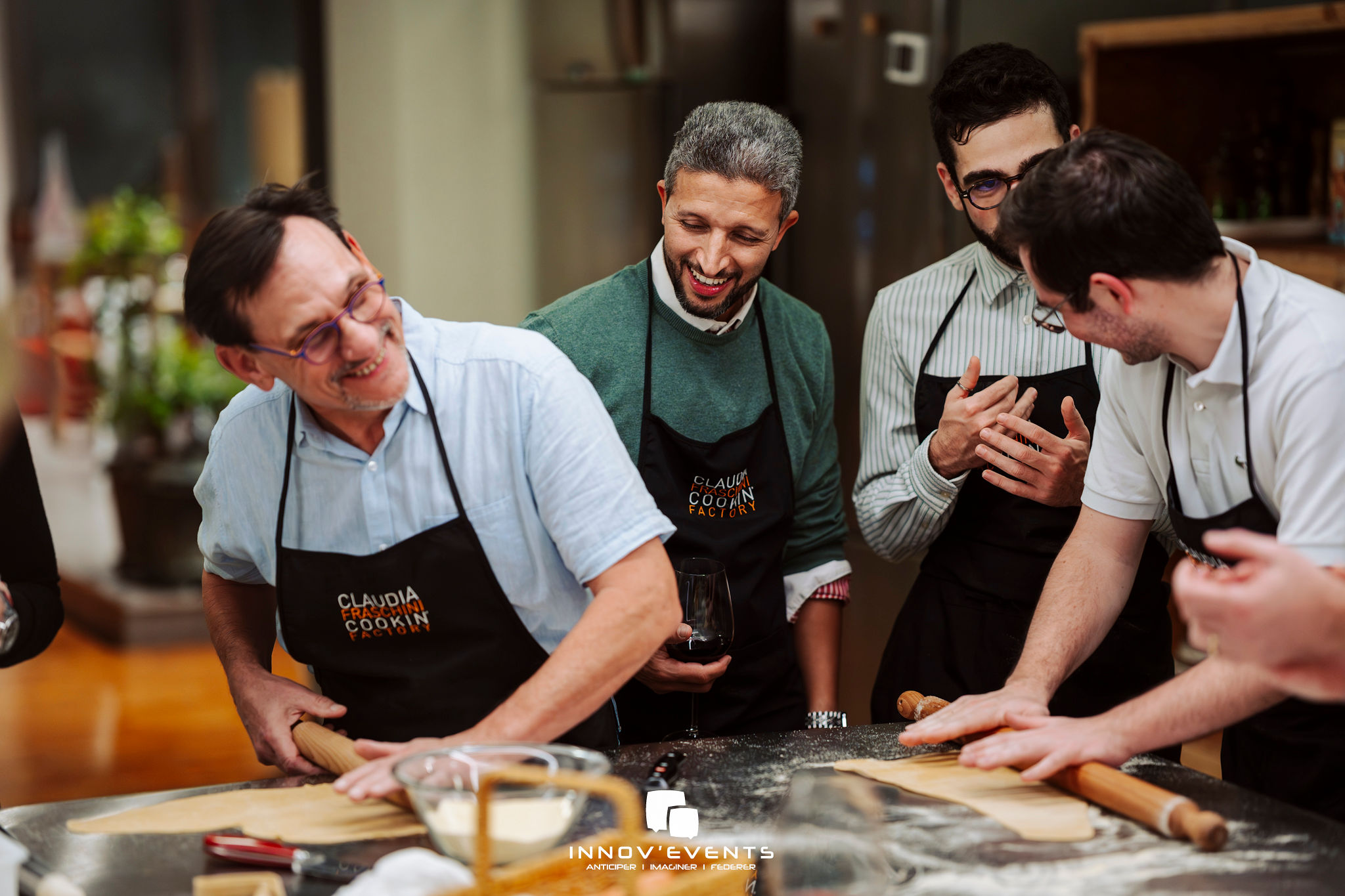 Halve dag moleculaire gastronomie workshop Luik deelnemers bij werktafel · INNOV'events