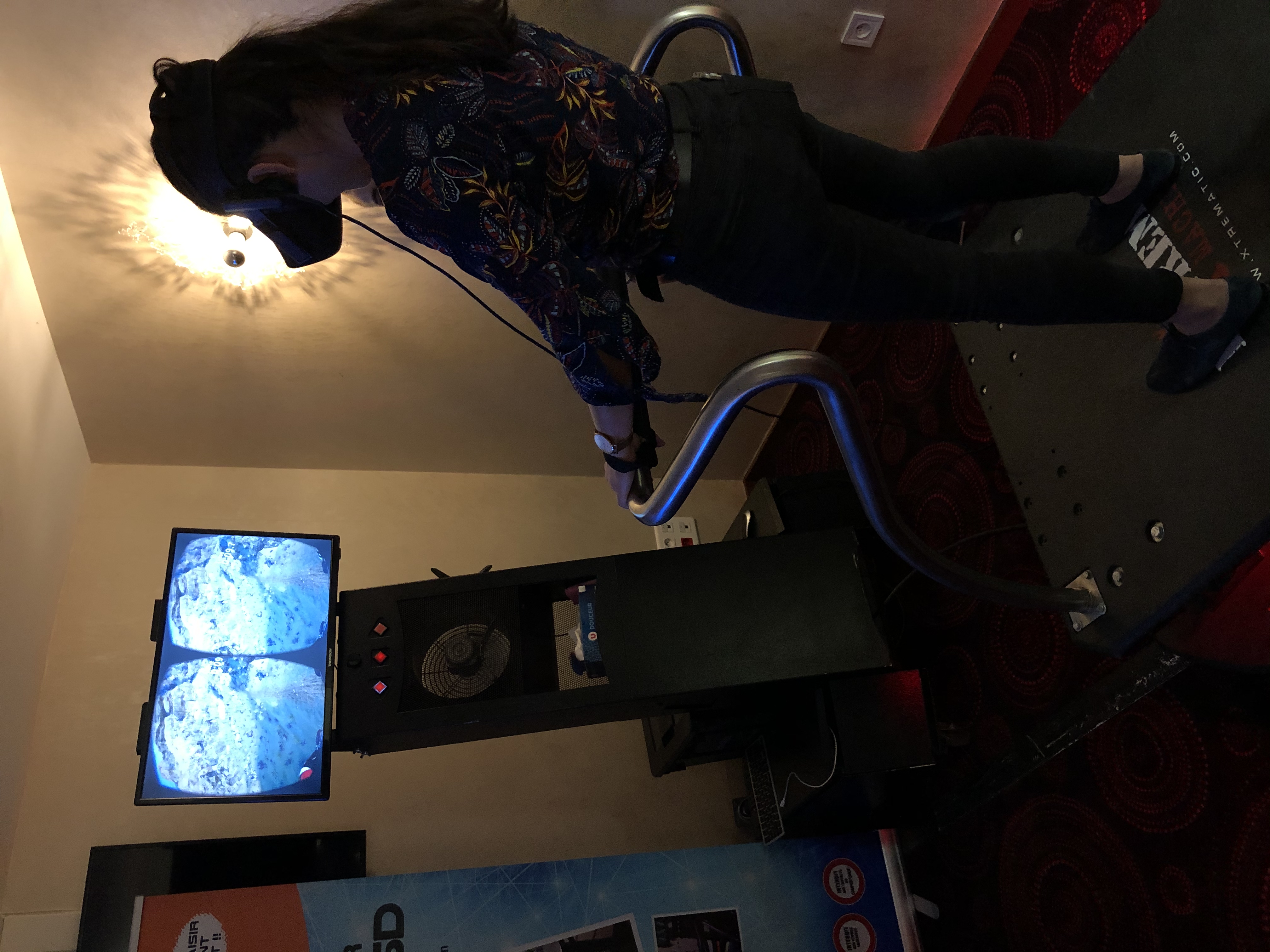 Équipe d'entreprise Anvers testant simulation VR devant façade du MAS · INNOV'events organisation d'événements