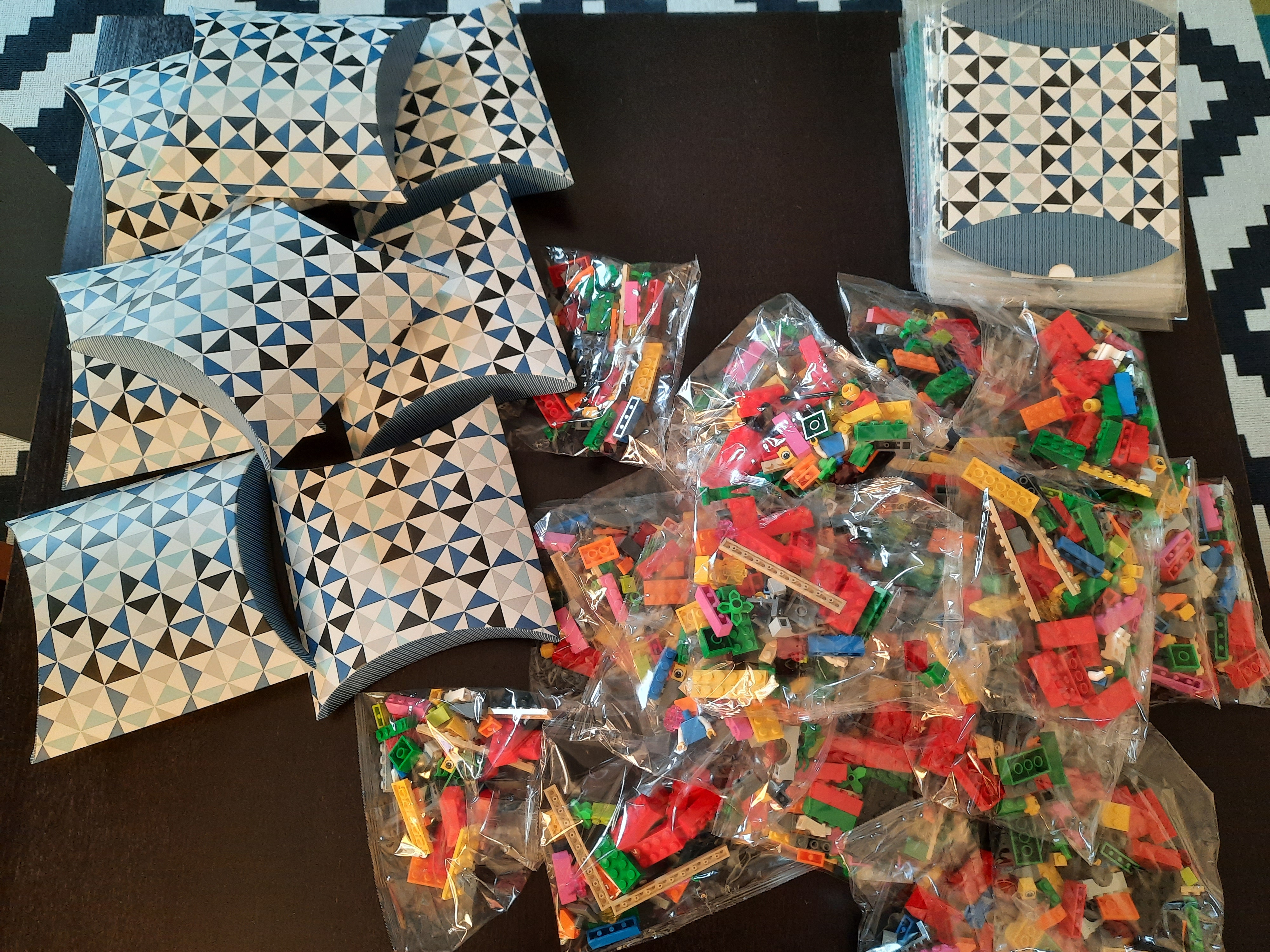 Challenge LEGO compétition Liège plusieurs équipes chronomètre mur de briques · INNOV'events