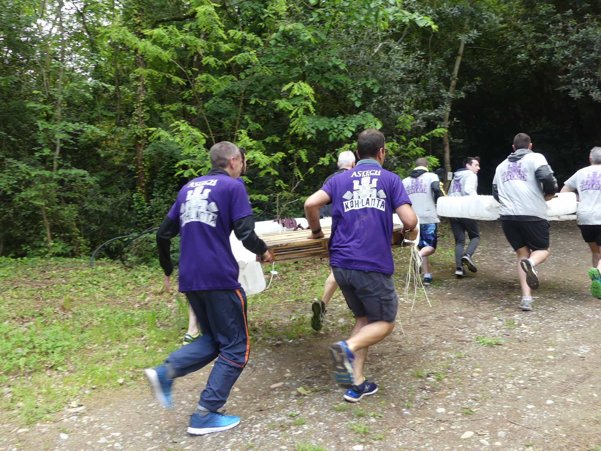Team building Liege Outremeuse urban rally group navigating narrow streets · INNOV'events