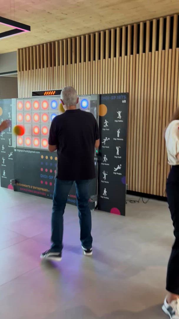 Animation jeux géants simulateur de football Bruxelles équipes en compétition · INNOV'events