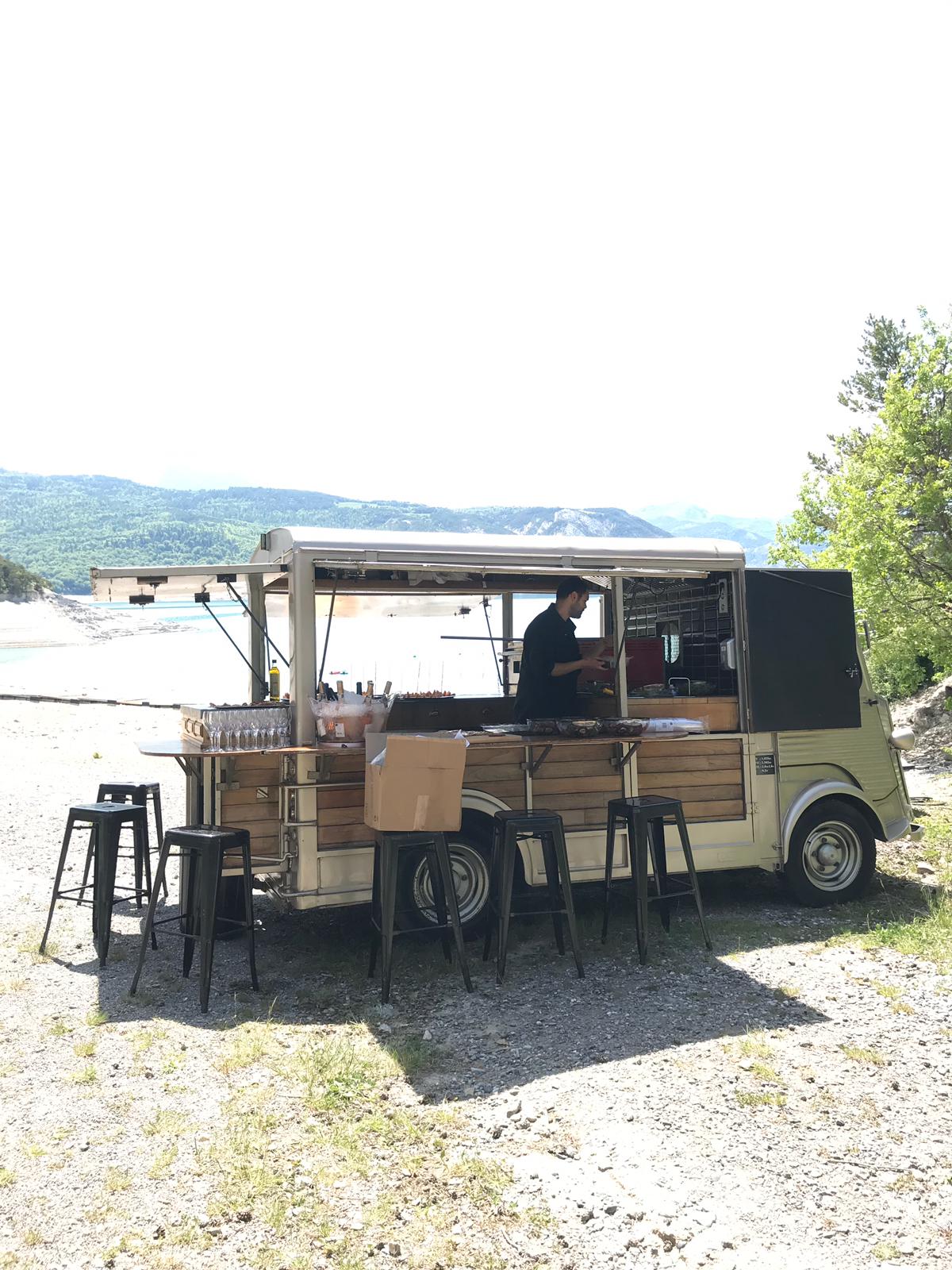 Animation jeux géants food truck Anvers collaborateurs en extérieur · INNOV'events