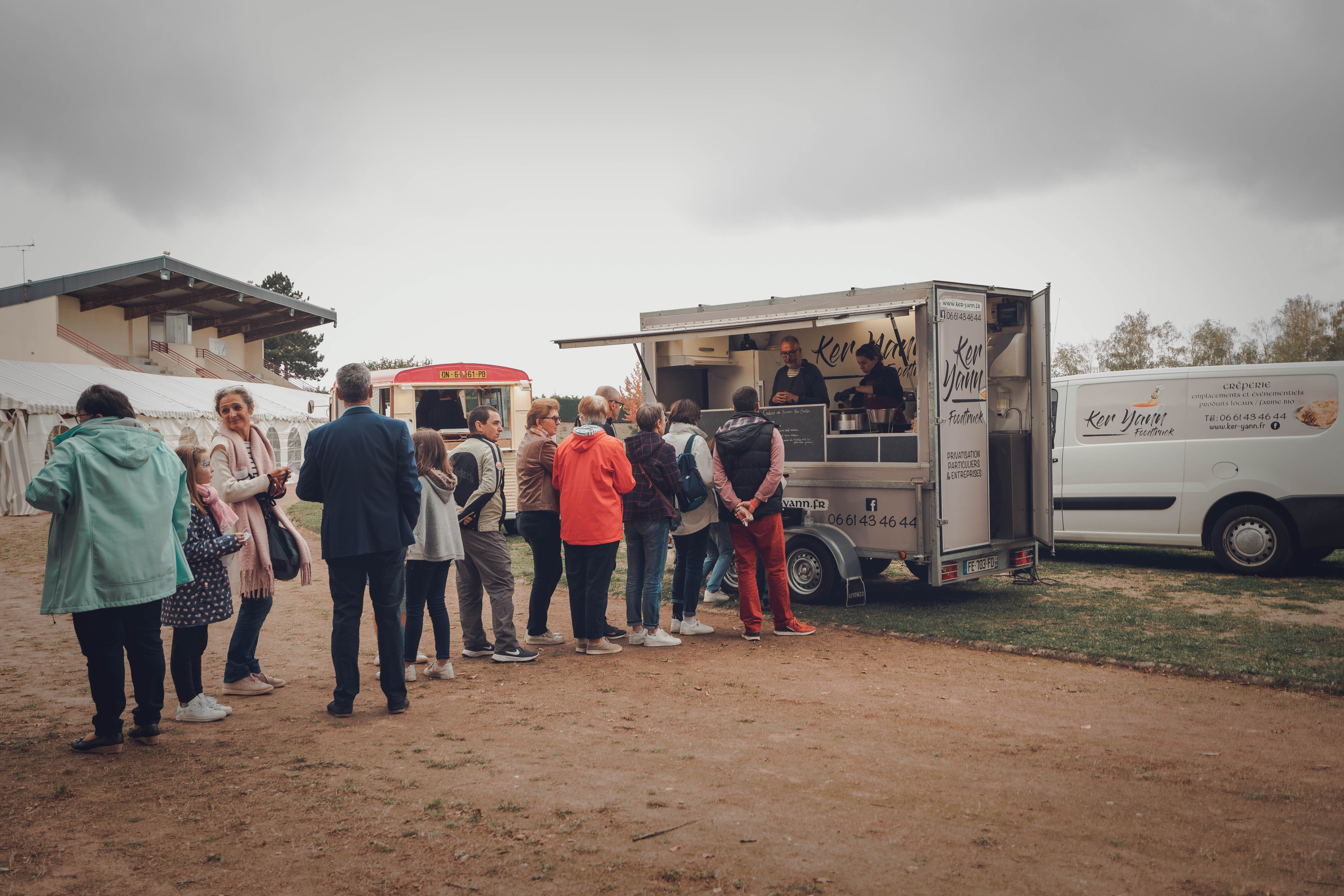 Teamactiviteit culinaire belevenis Luik naast keukenwagen bedrijfsevenement · INNOV'events