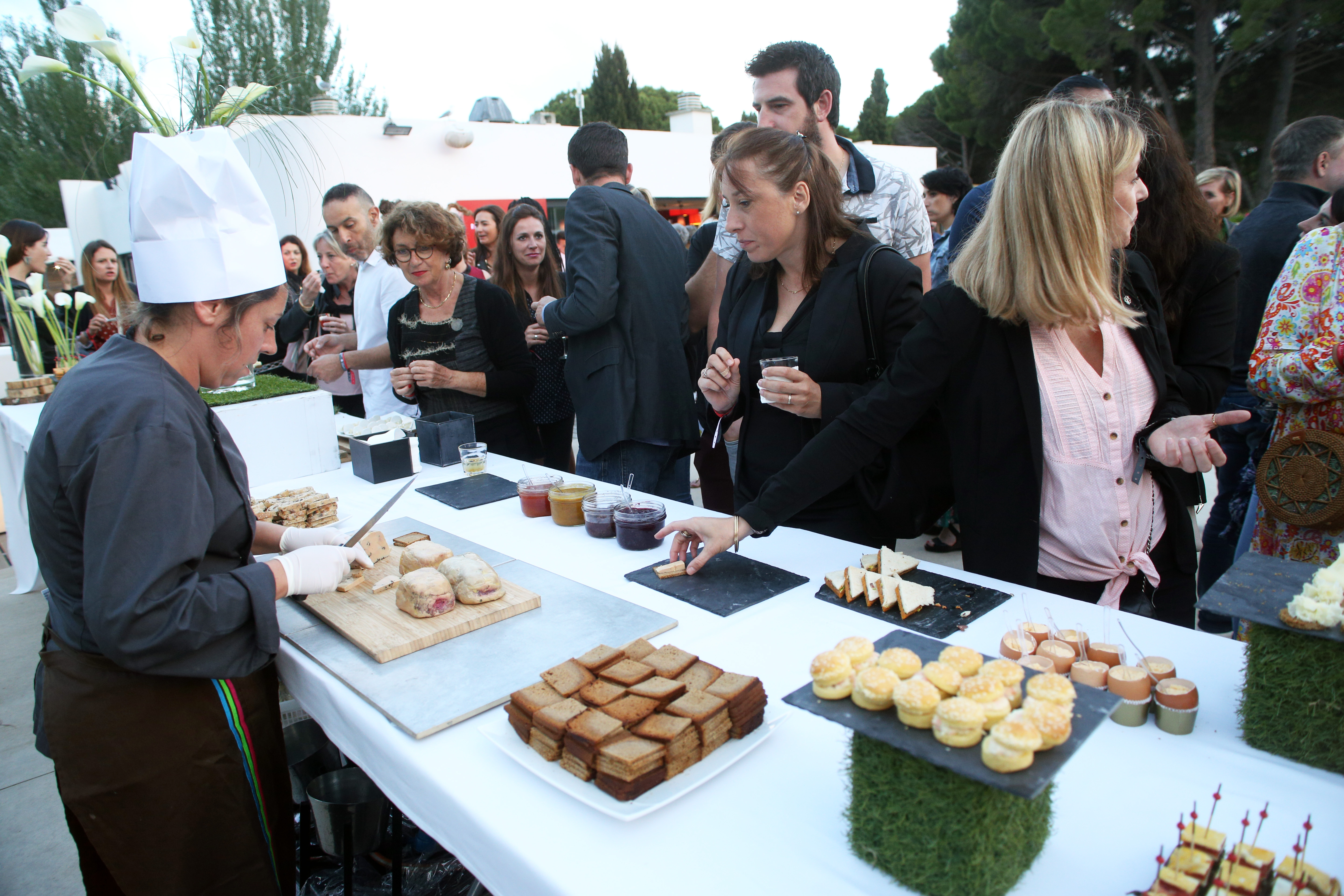 Outdoor buffet food truck event catering Liege · corporate company day on site · INNOV'events