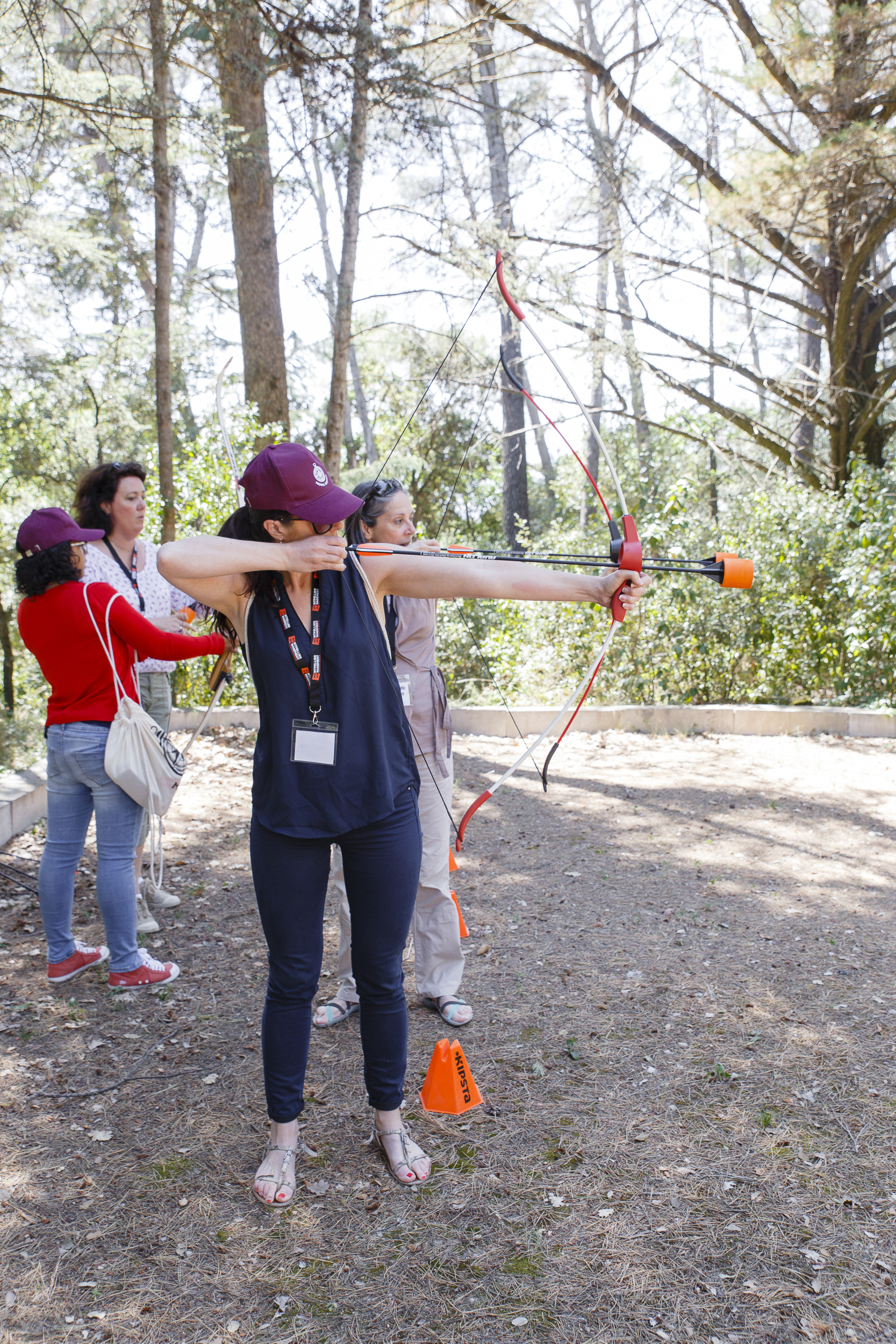 tir à l'arc Anvers instructeur corrigeant la posture d'un participant · INNOV'events