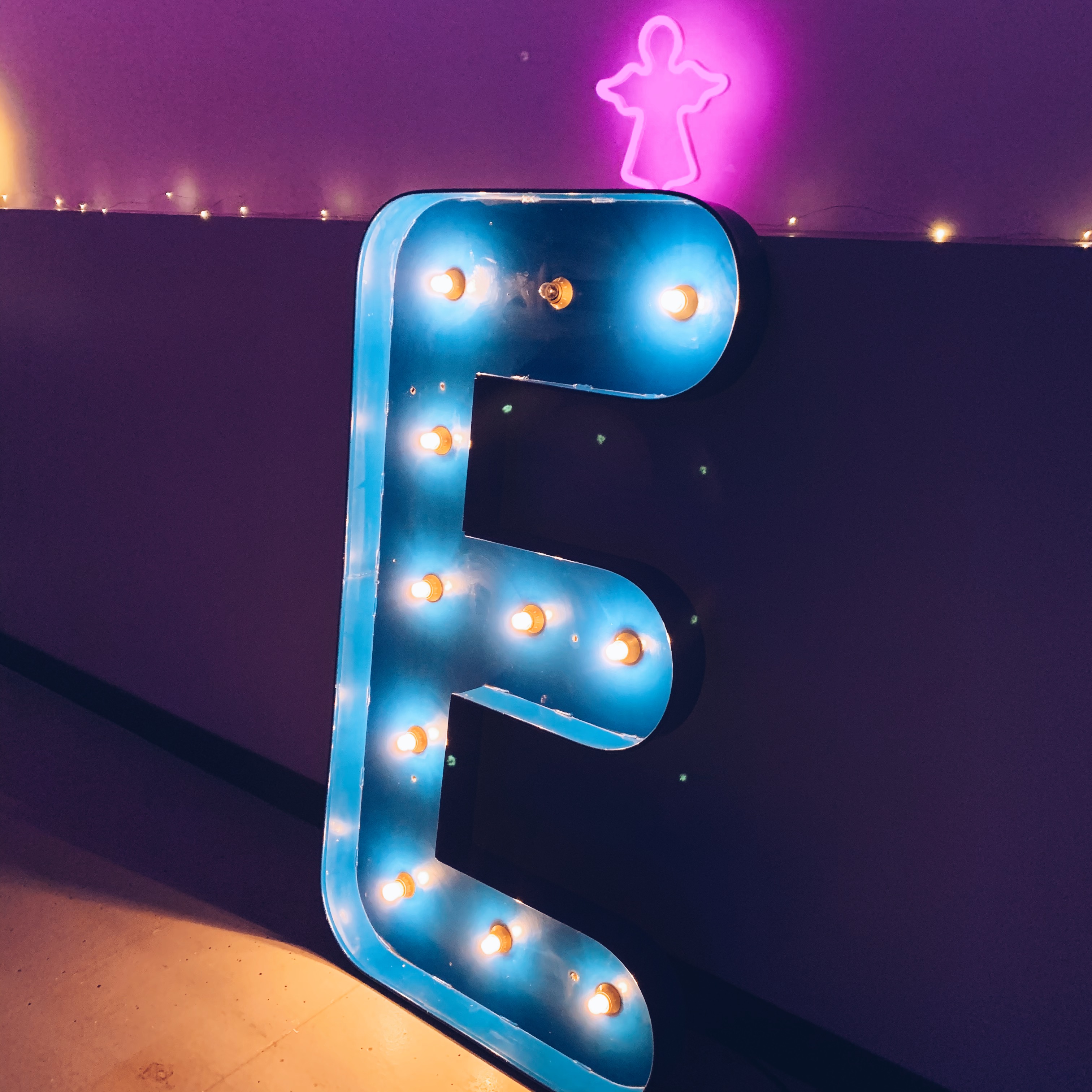 Flocage lumineux Bruxelles habillage LED soirée corporate Tour & Taxis · INNOV'events