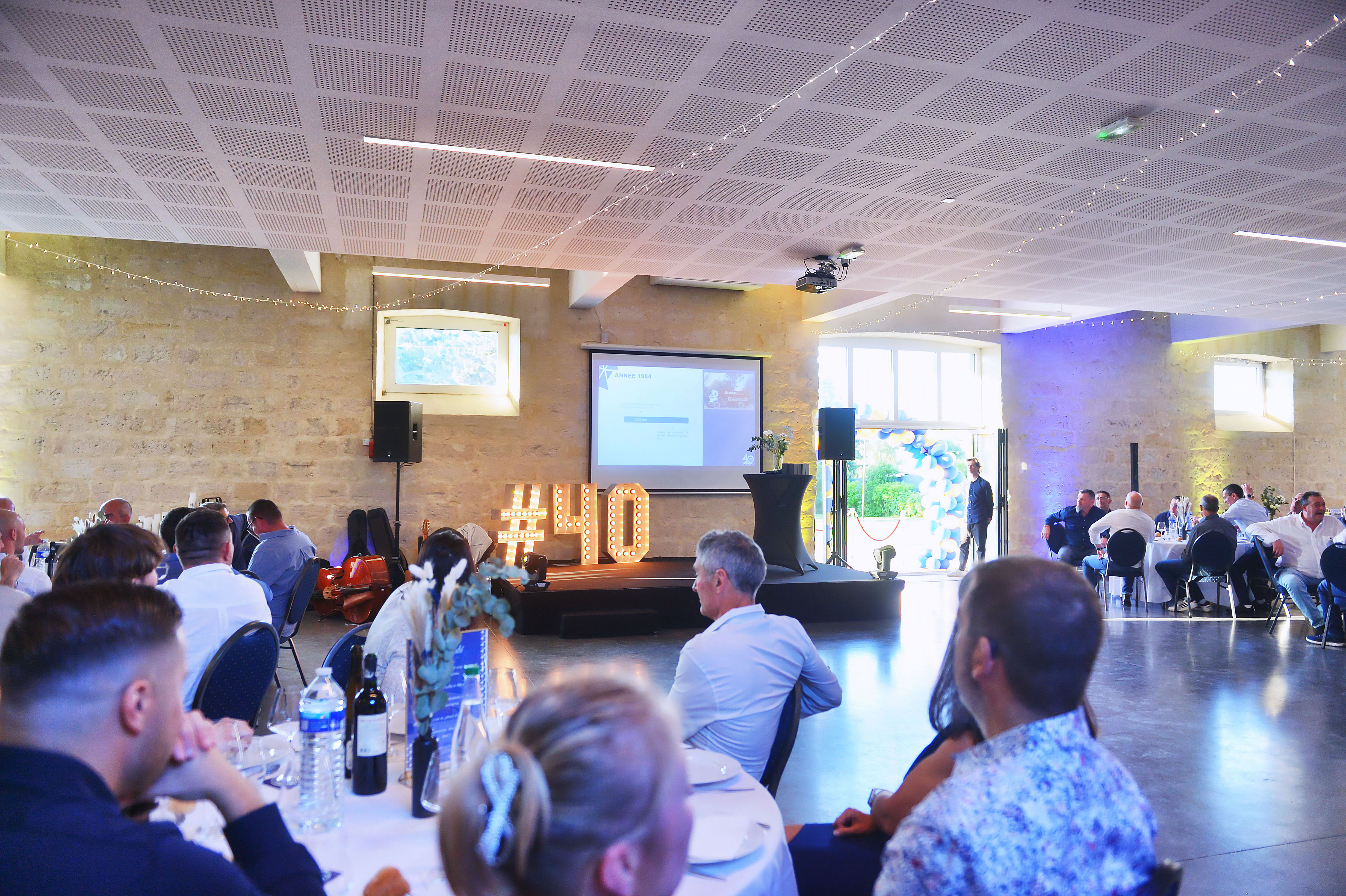 flocage lumineux Anvers installation de totems LED dans une salle de réception · INNOV'events