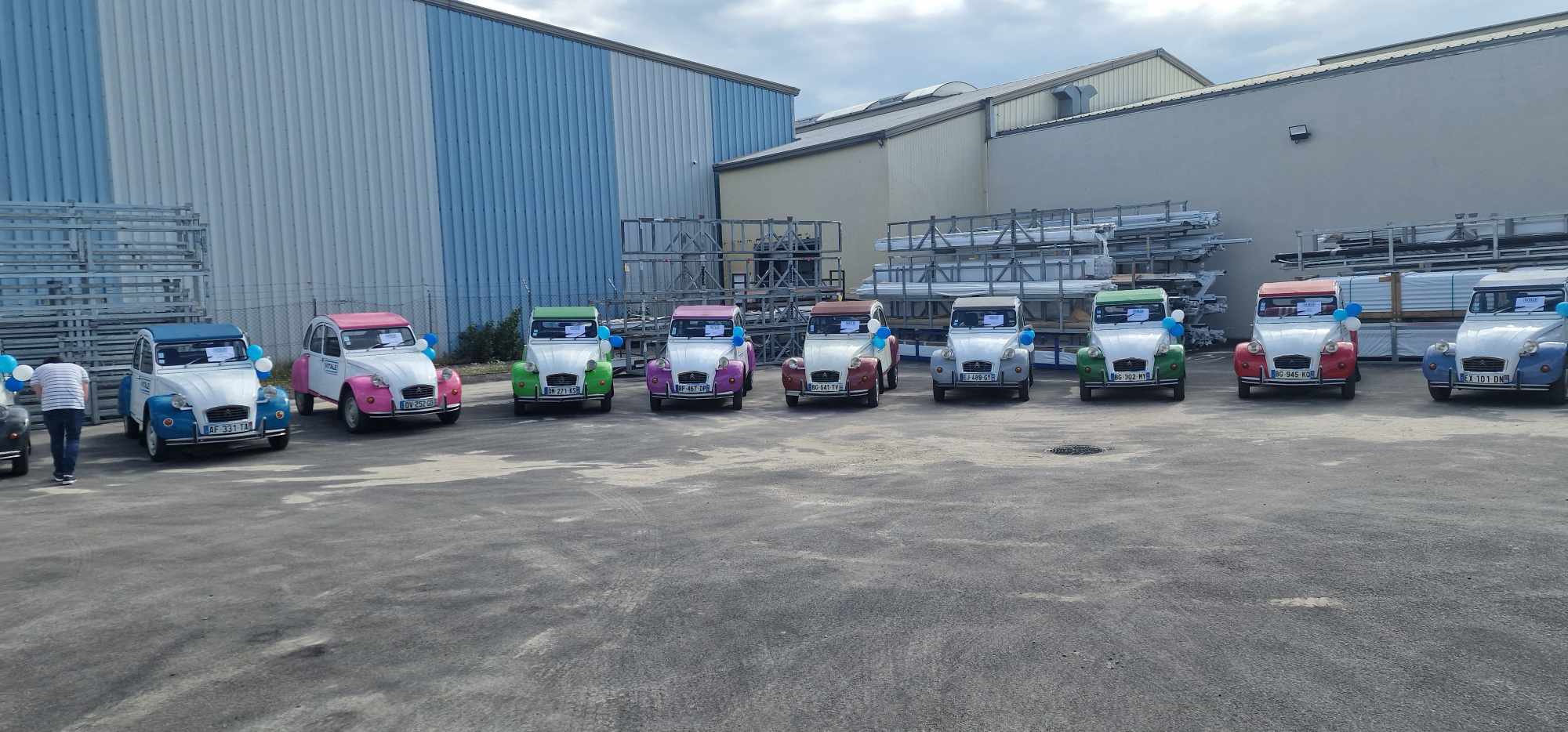 Bedrijf 2CV rally Antwerpen oldtimers geparkeerd langs de Scheldekaaien · INNOV'events