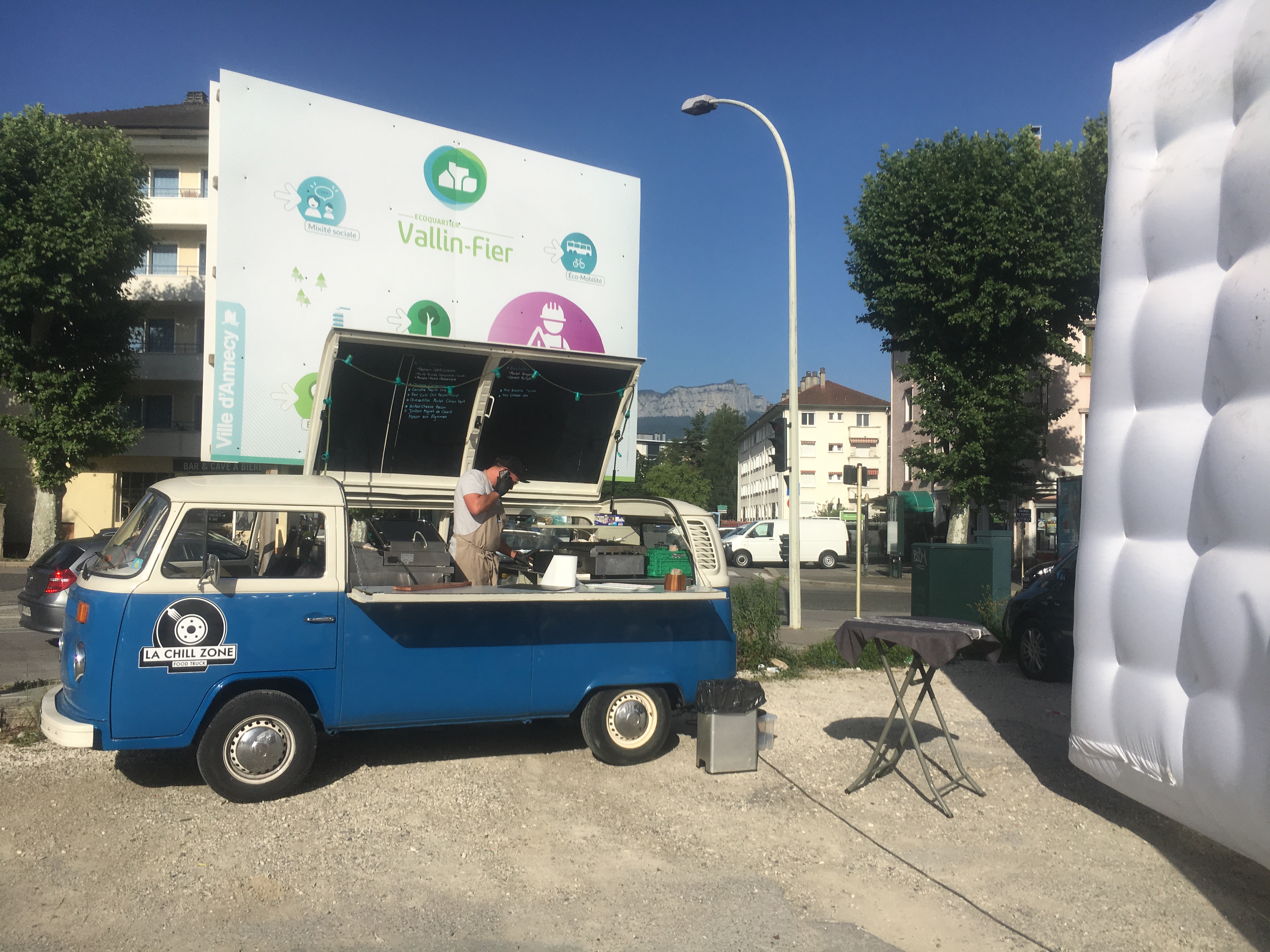 Animation food truck walking dinner location de food truck Liège soirée printemps · INNOV'events
